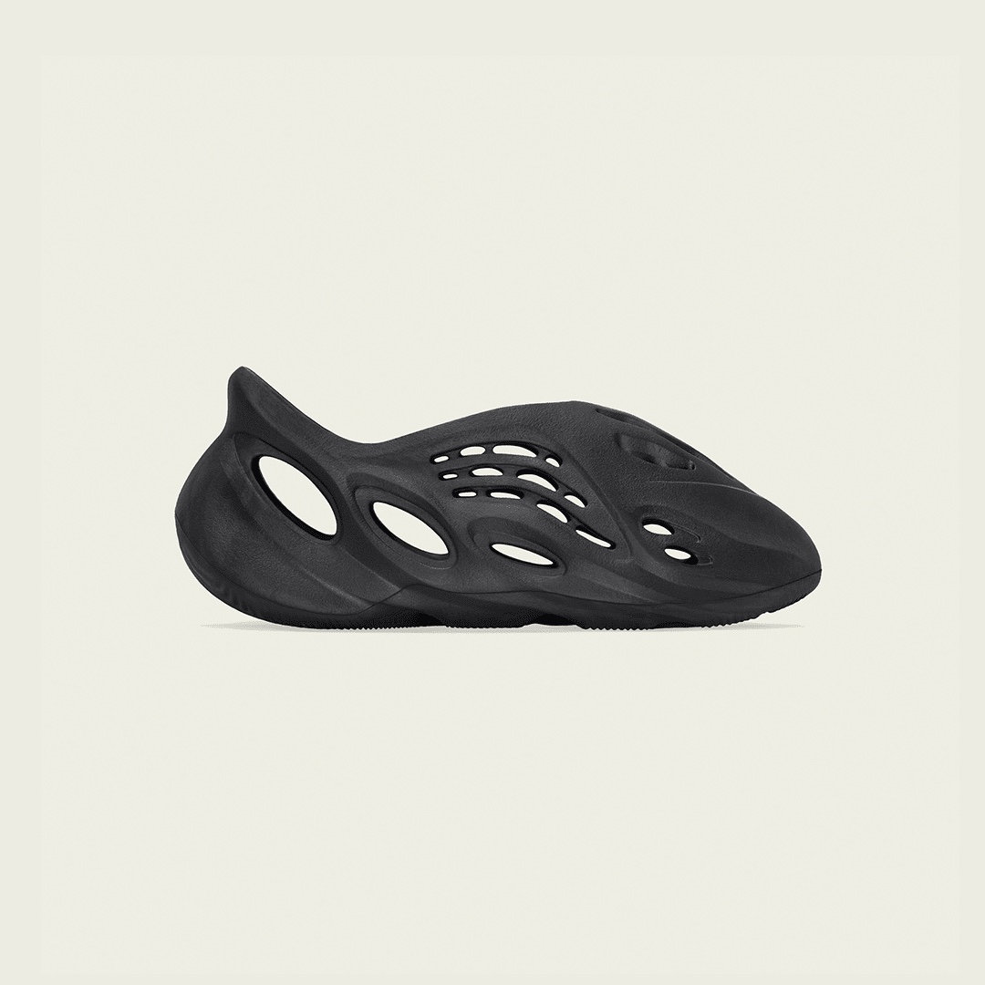 Adidas Yeezy Foam RNNR Onyx 착용 스타일