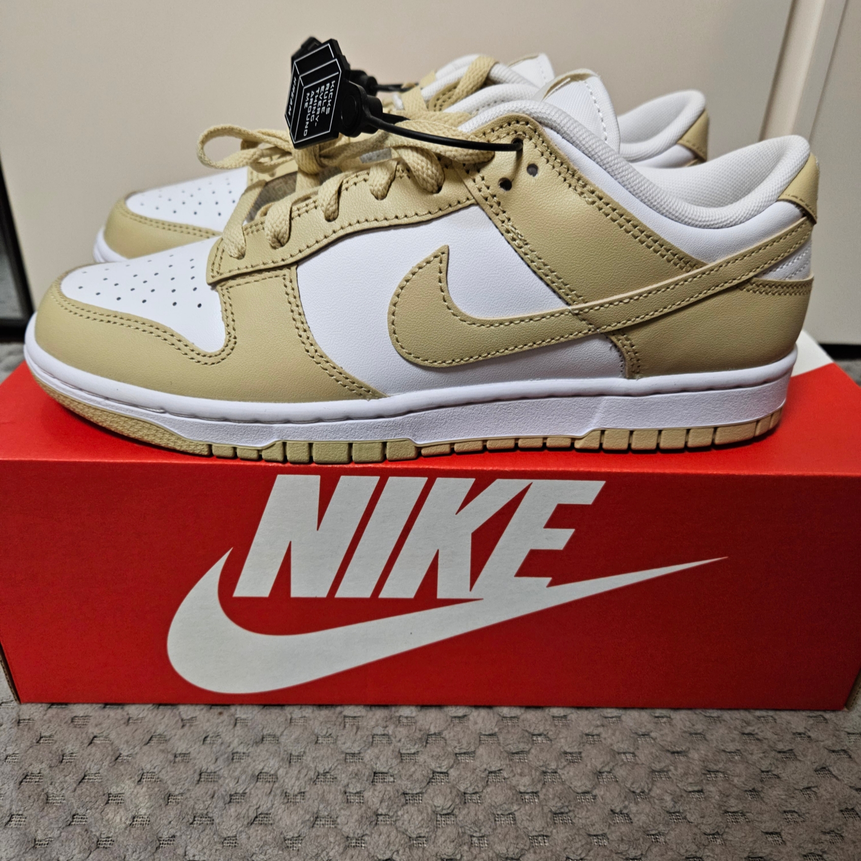Nike Dunk Low Team Gold and White 착용 스타일 - 2