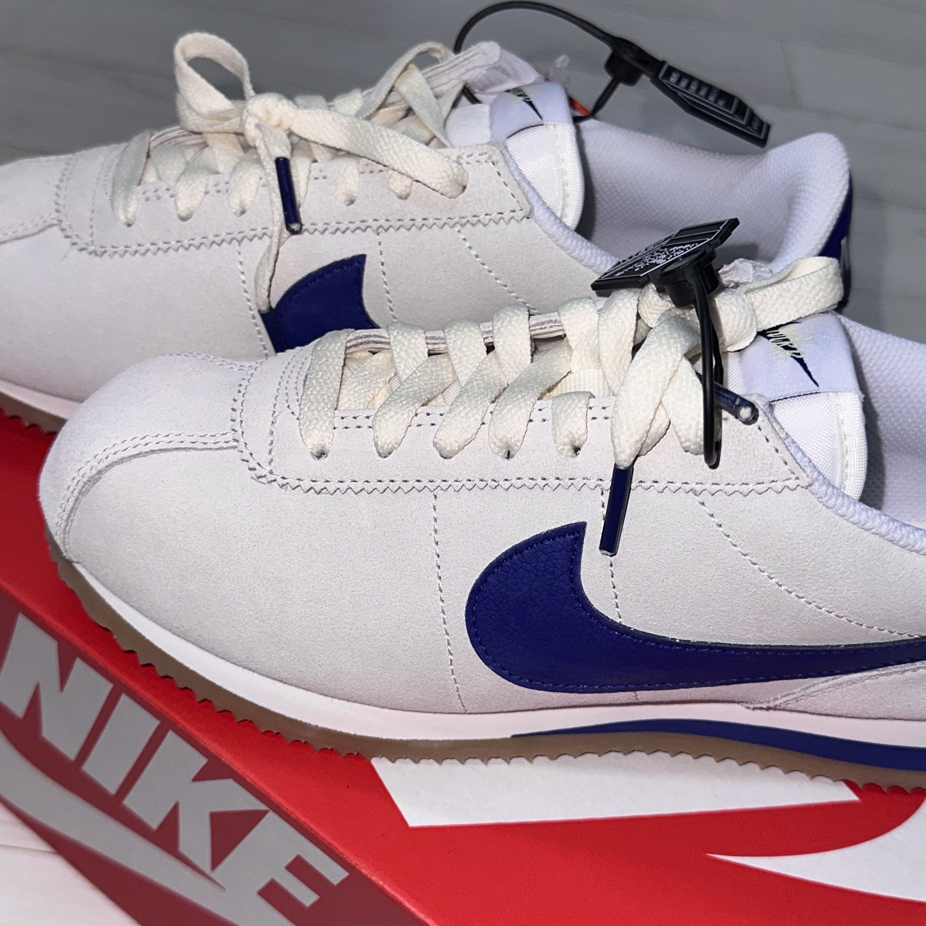 (W) Nike Cortez Athletic Department Pale Ivory Deep Royal Blue 착용 스타일