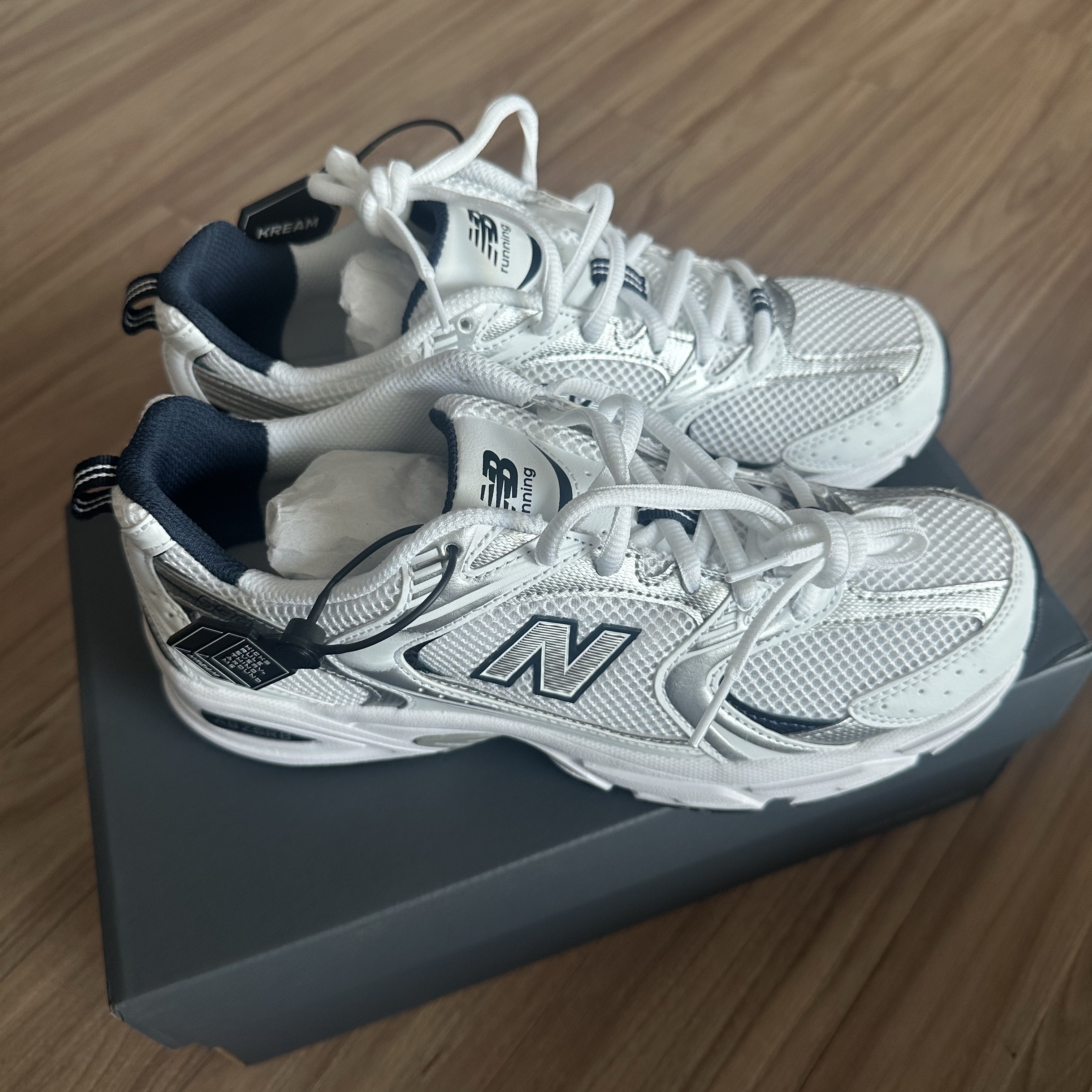 New Balance 530 White 착용 스타일