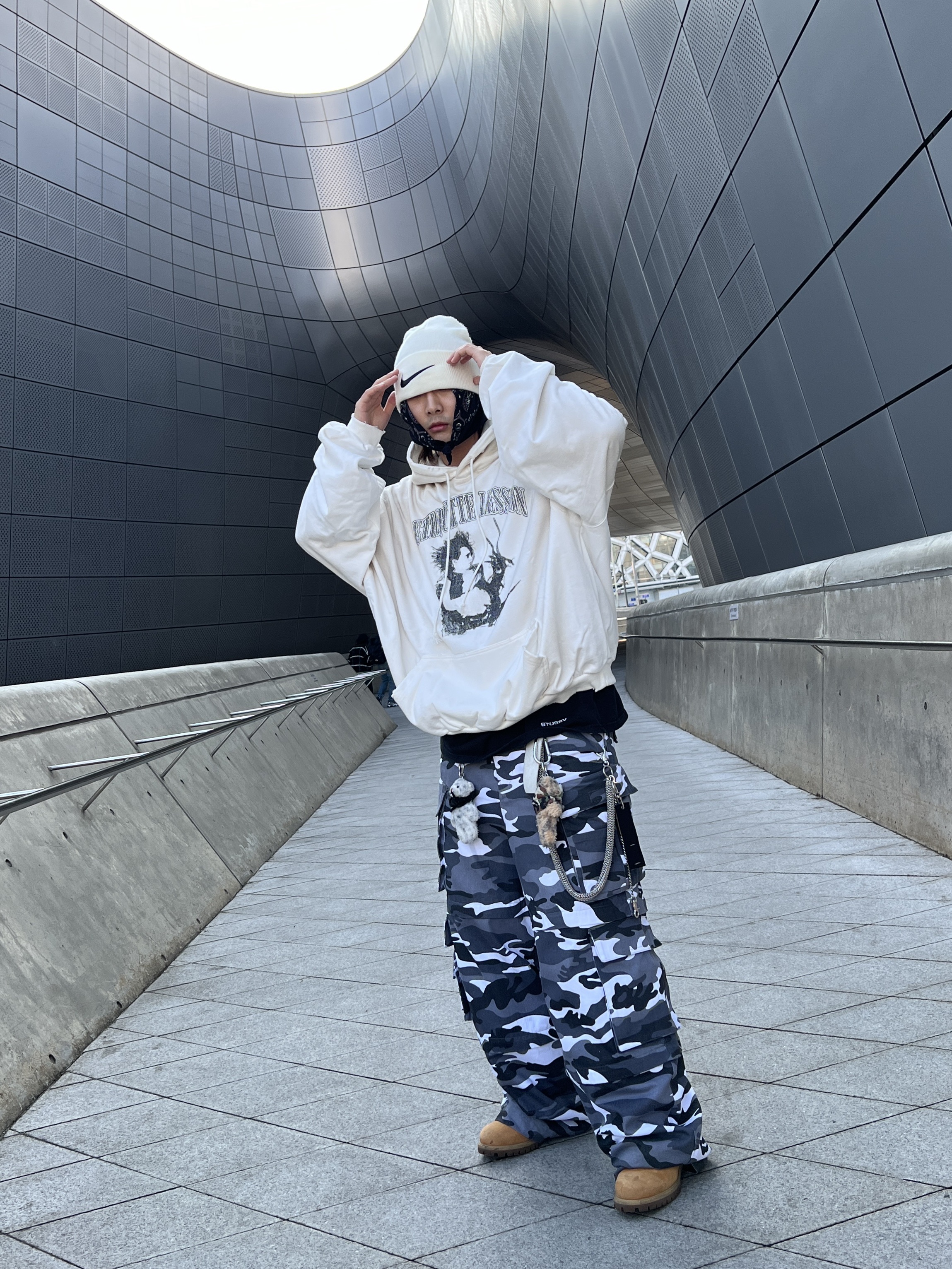 Project G/R x Atmos Etiquette Lesson Vintage Washed Hoodie White, Project G/R Oversized Convertible Cargo Pants City Camo 착용 스타일 - 2