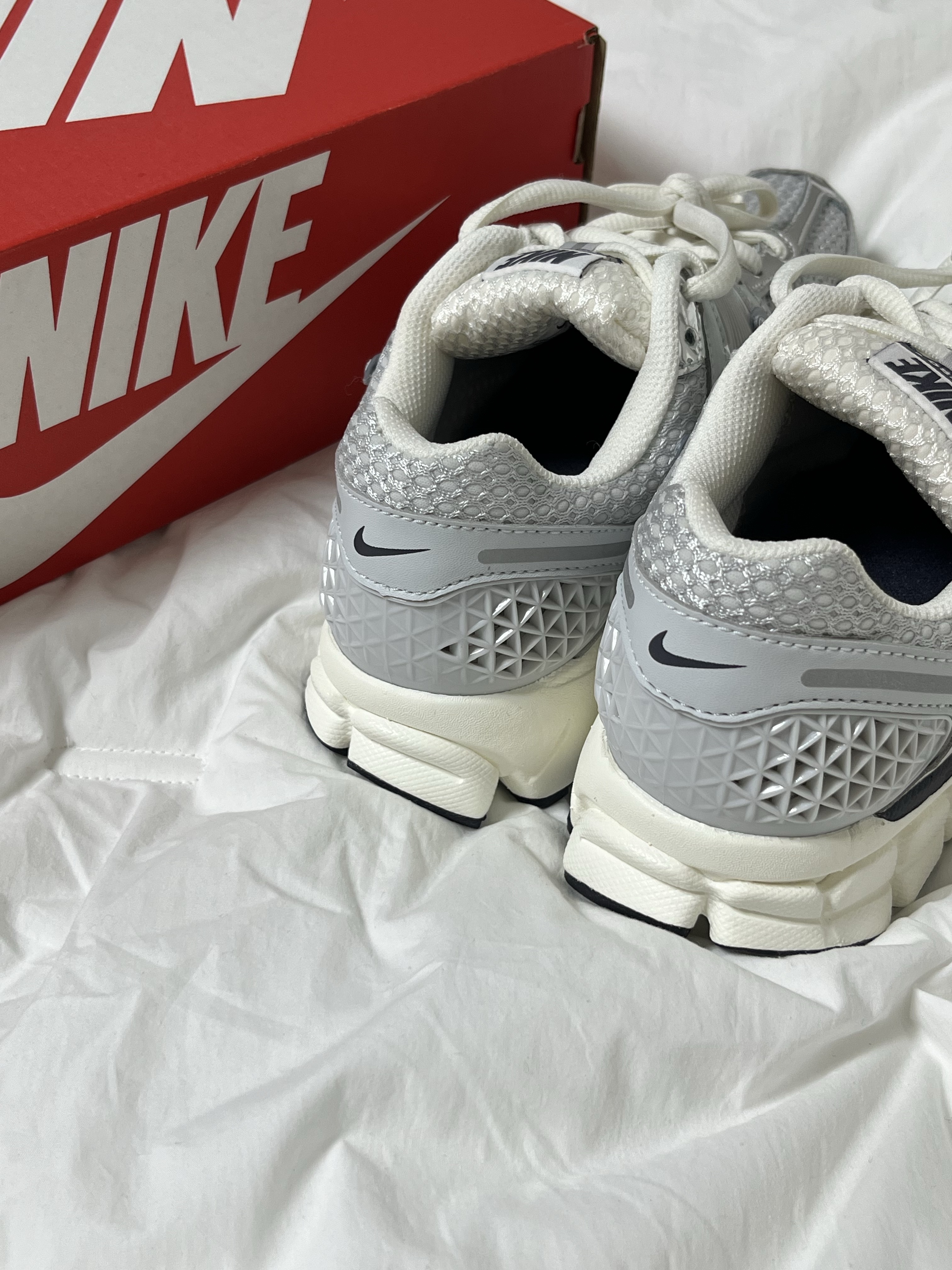 (W) Nike Zoom Vomero 5 Photon Dust and Metallic Silver 착용 스타일 - 4