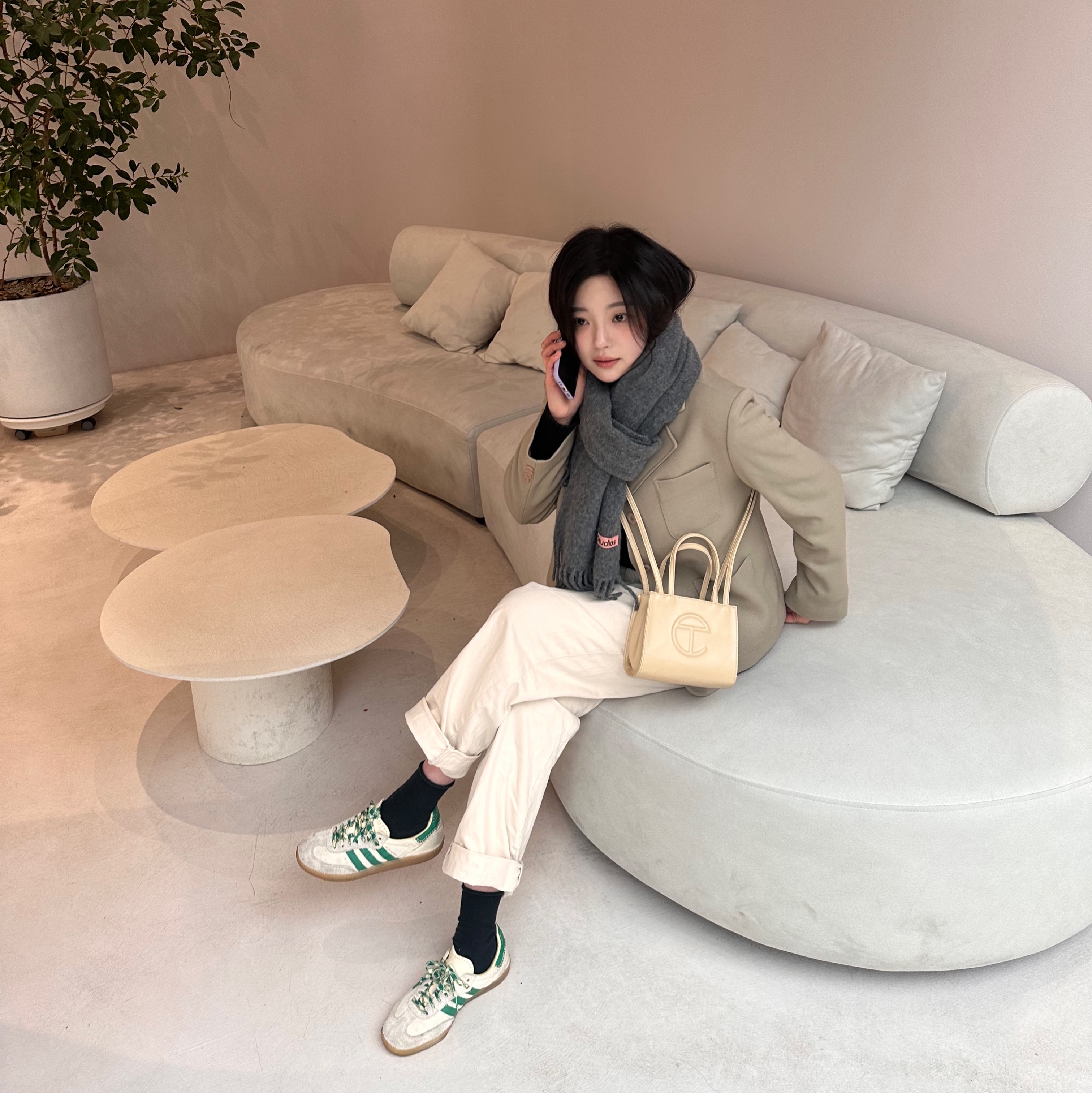 Telfar Small Shopping Bag Cream, Adidas x Wales Bonner Samba Cream Green 착용 스타일 - 1