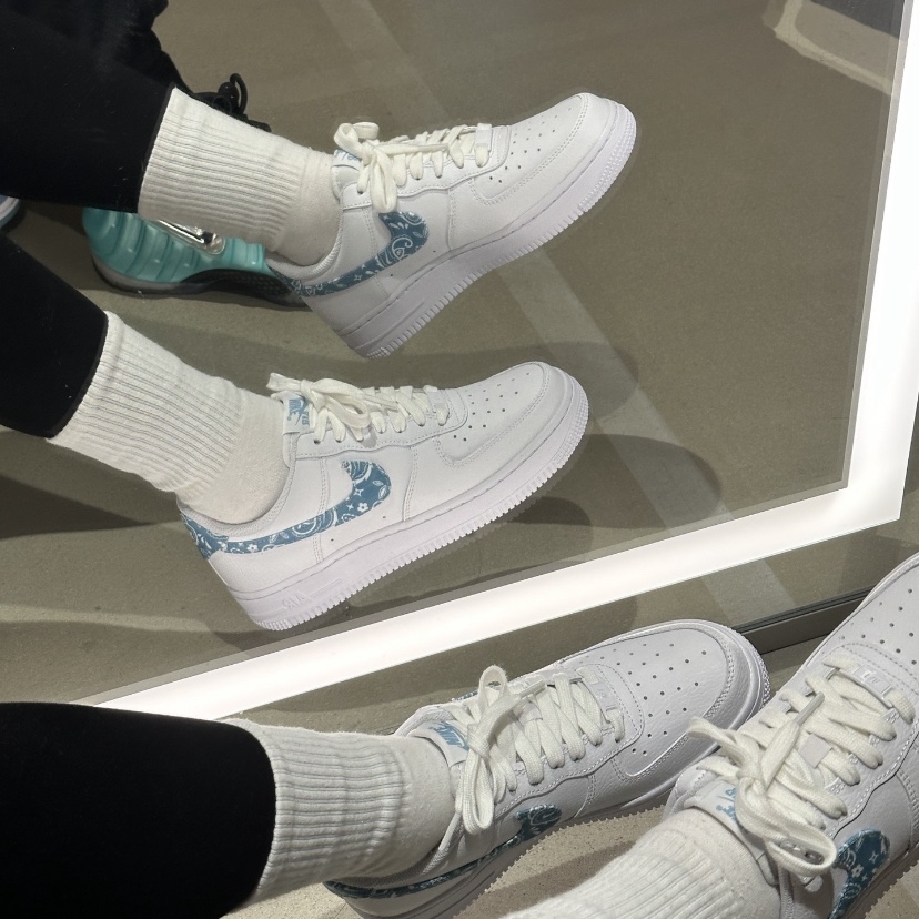 (W) Nike Air Force 1 '07 Essential Paisley Swoosh White Worn Blue 착용 스타일