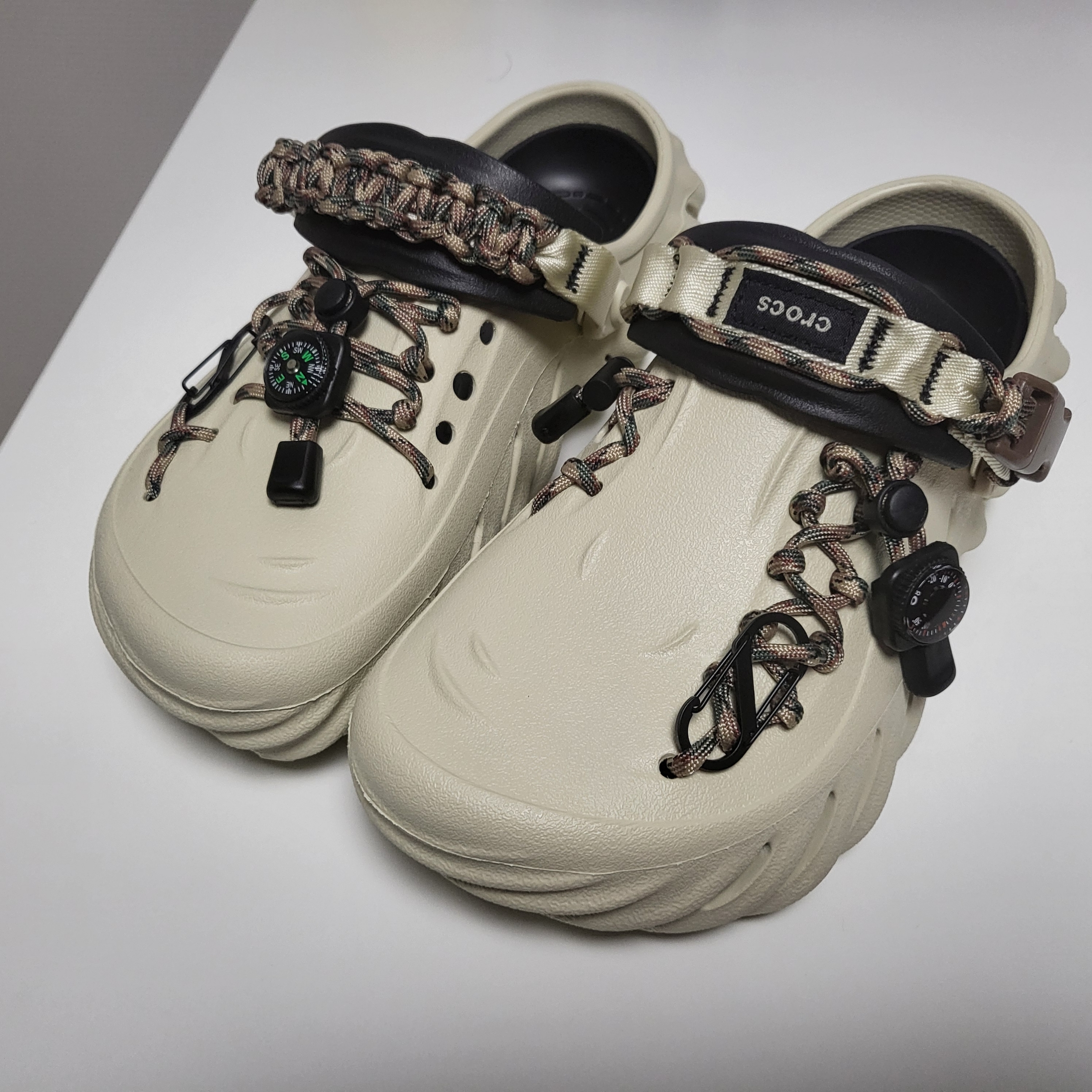 Crocs Echo Clog Bone Black 착용 스타일 - 2