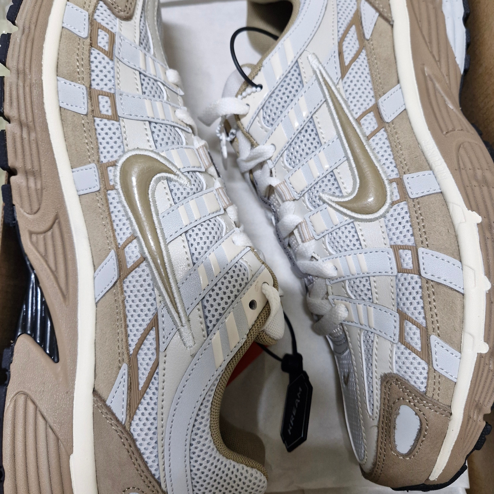 Nike P-6000 PRM Hangul Day Photon Dust Khaki 착용 스타일 - 2