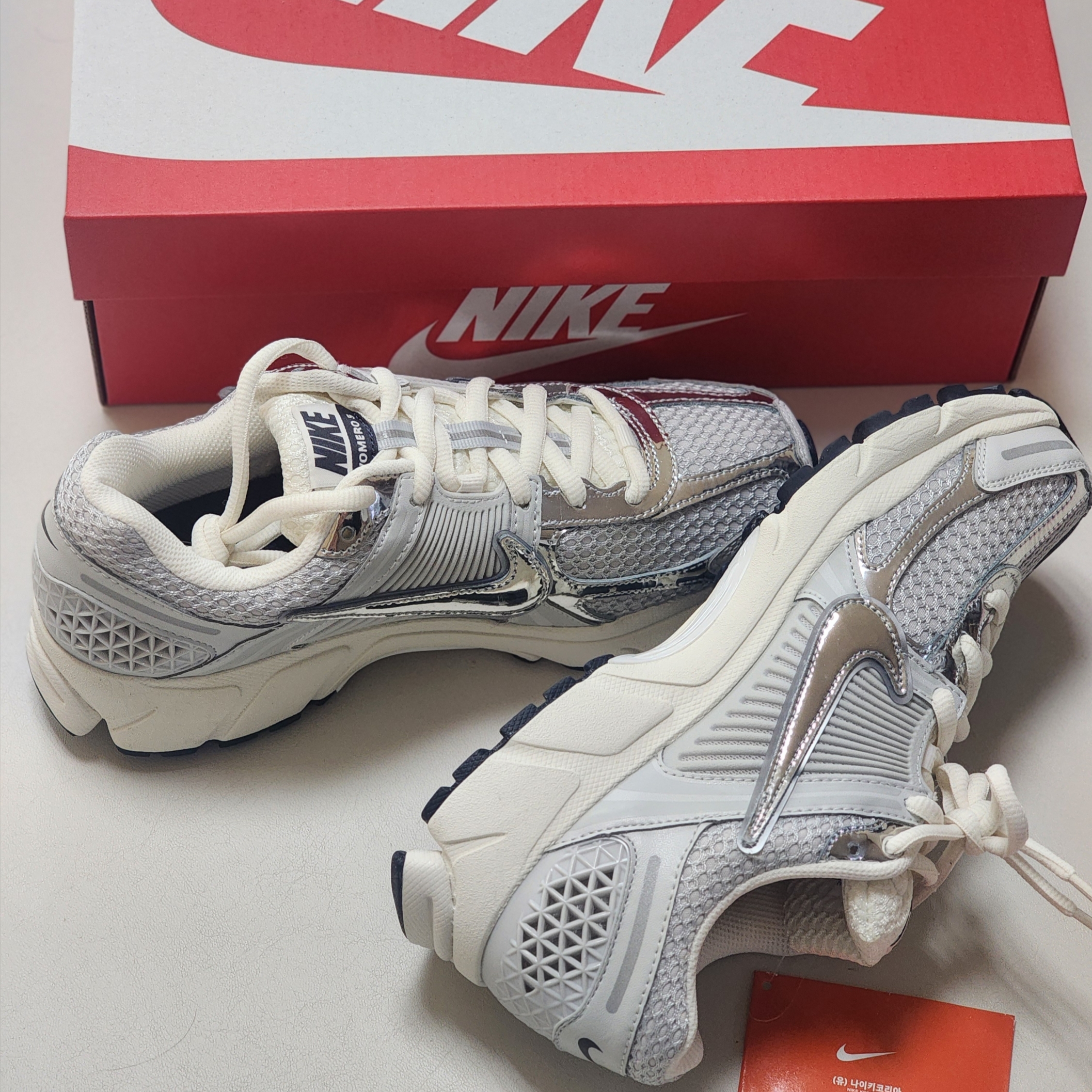 Nike Zoom Vomero 5 Photon Dust Gridiron 착용 스타일 - 5
