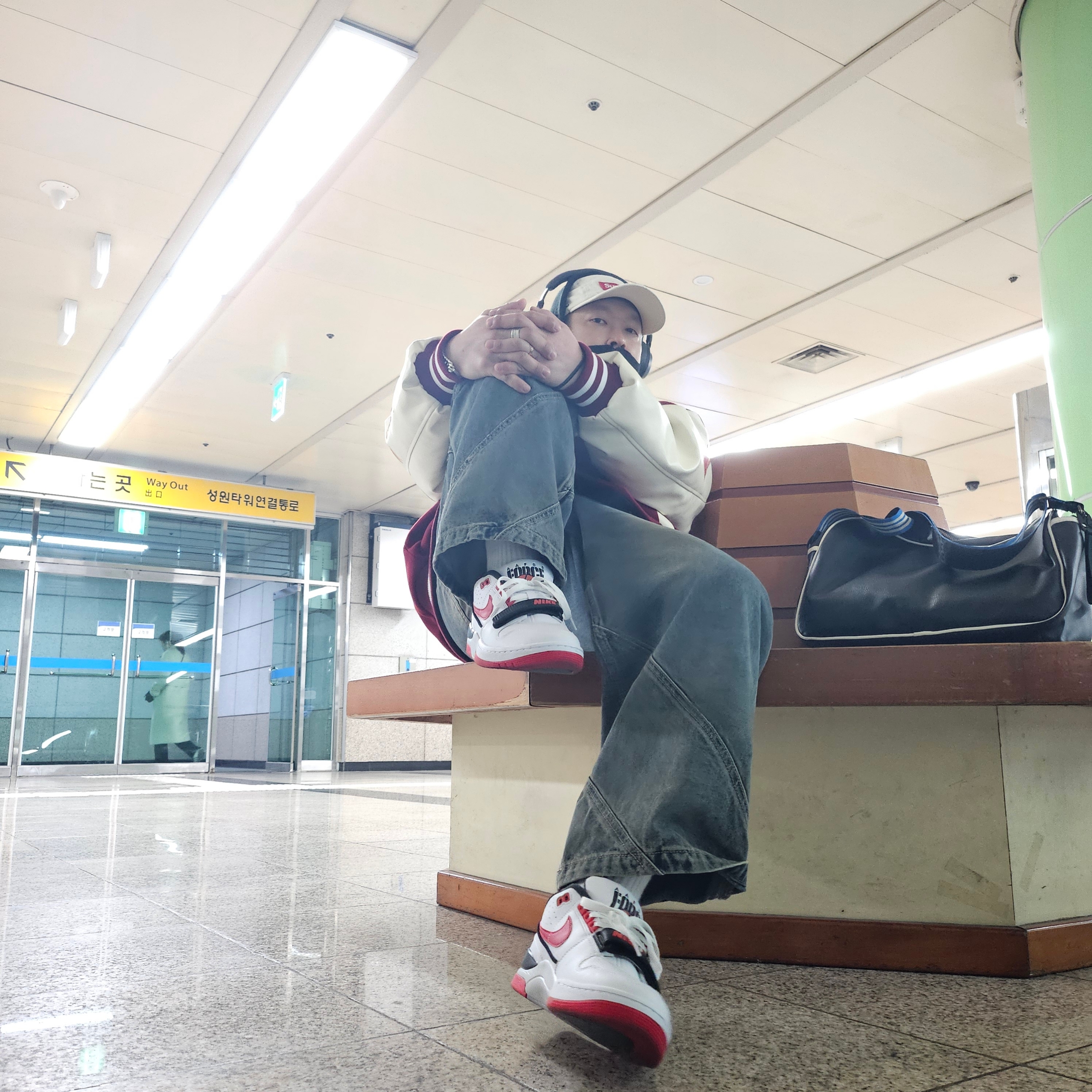 Supreme Military Camp Cap Stone - 22SS, Nike x Billie Eilish Air Alpha Force 88 Fire Red and White 착용 스타일 - 3