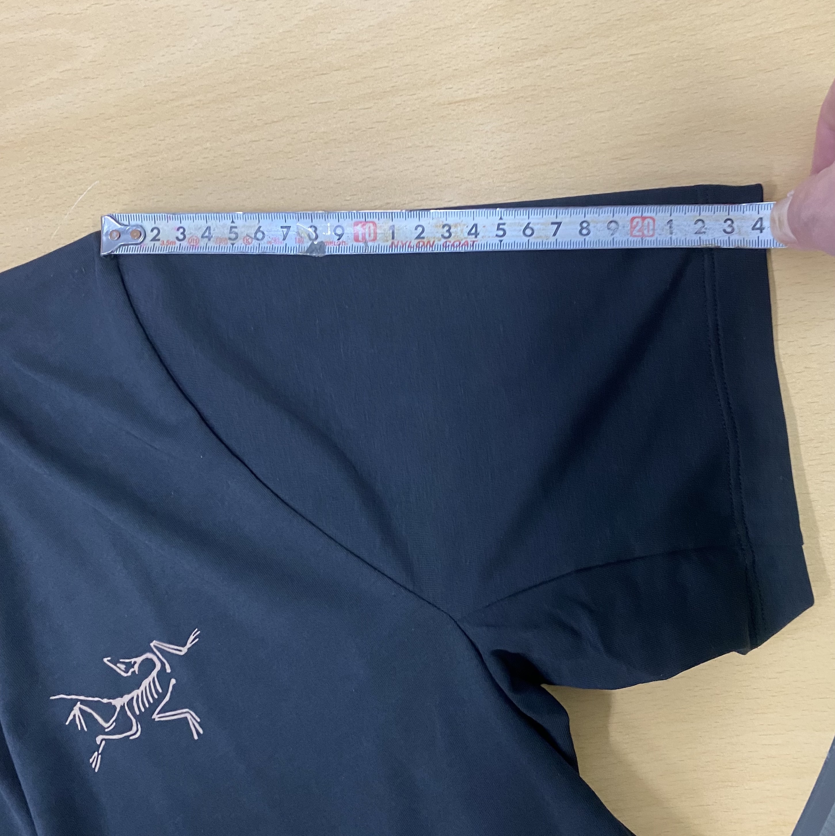 Arc'teryx Captive Split T-Shirt Black Gold 착용 스타일 - 2