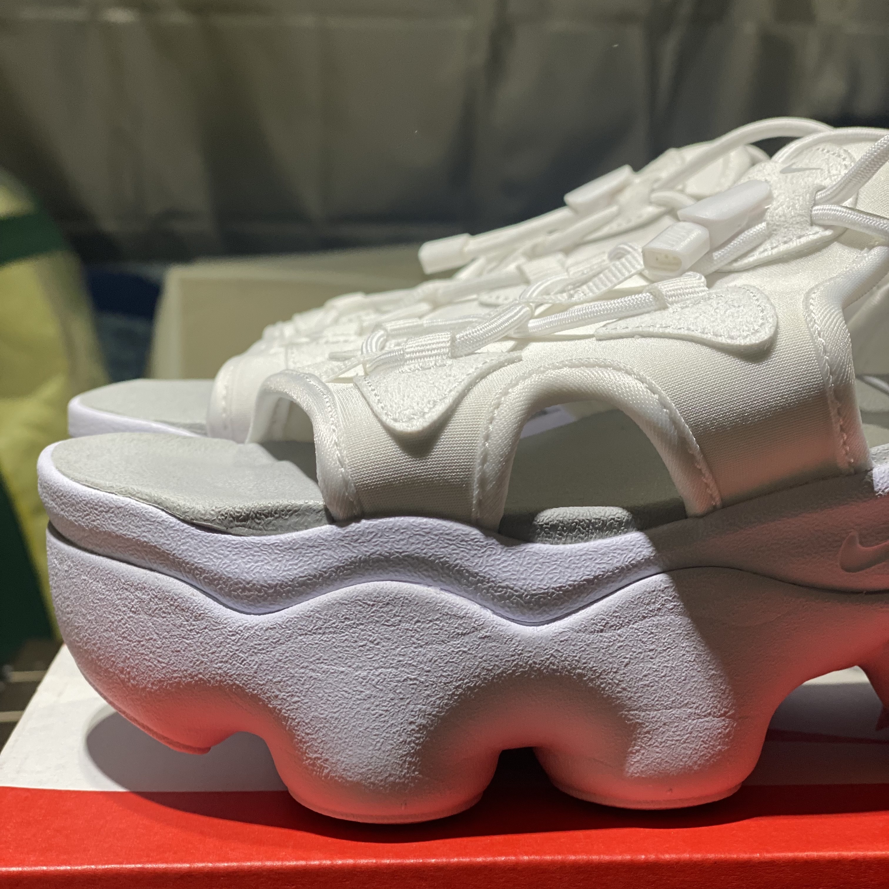 (W) Nike Air Max Koko Sandal White 착용 스타일 - 1