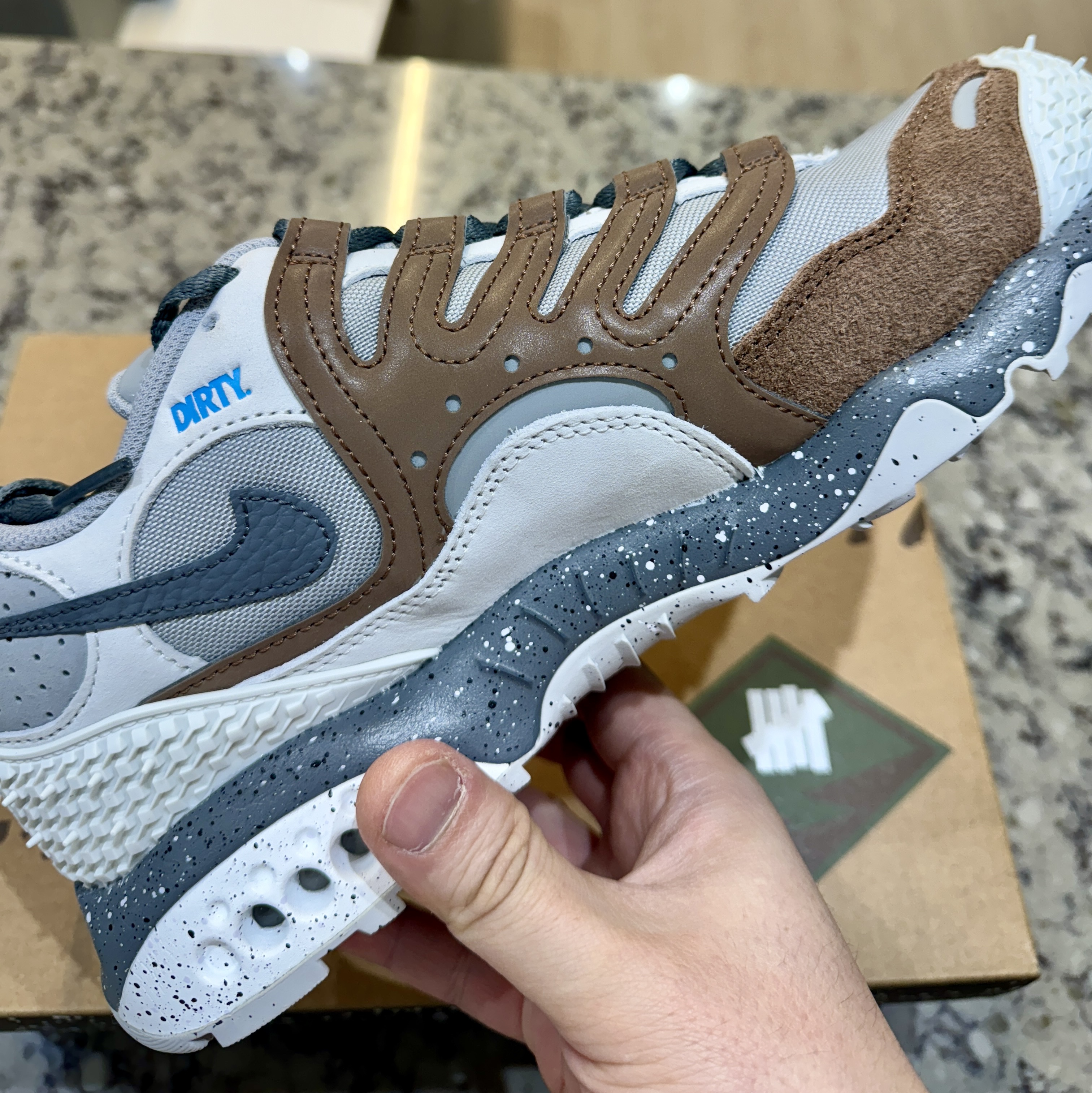 Nike x Undefeated Air Terra Humara Archaeobrown 착용 스타일 - 2