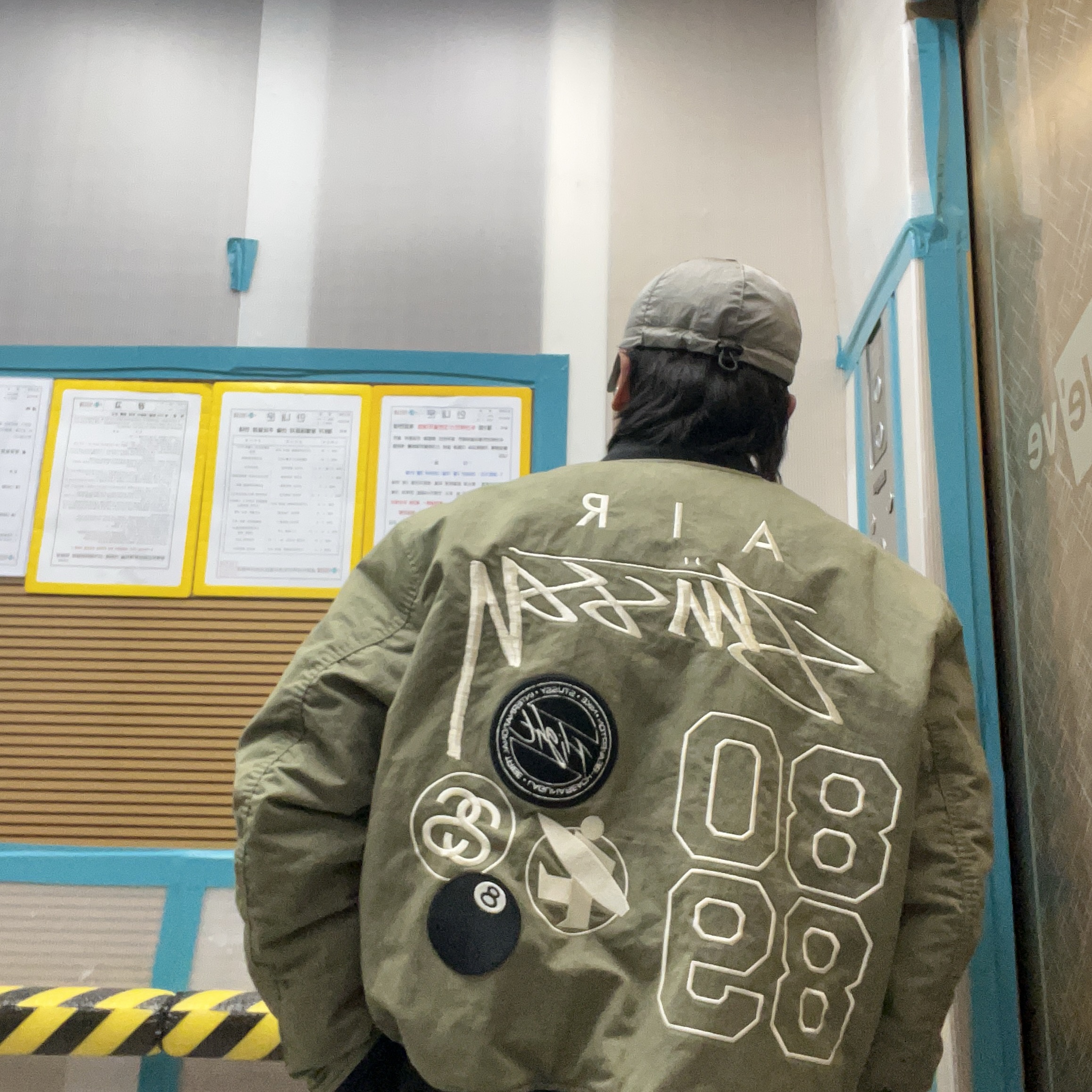 Nike x Stussy Reversible Jacket Medium Olive (FJ9153-222) 착용 스타일