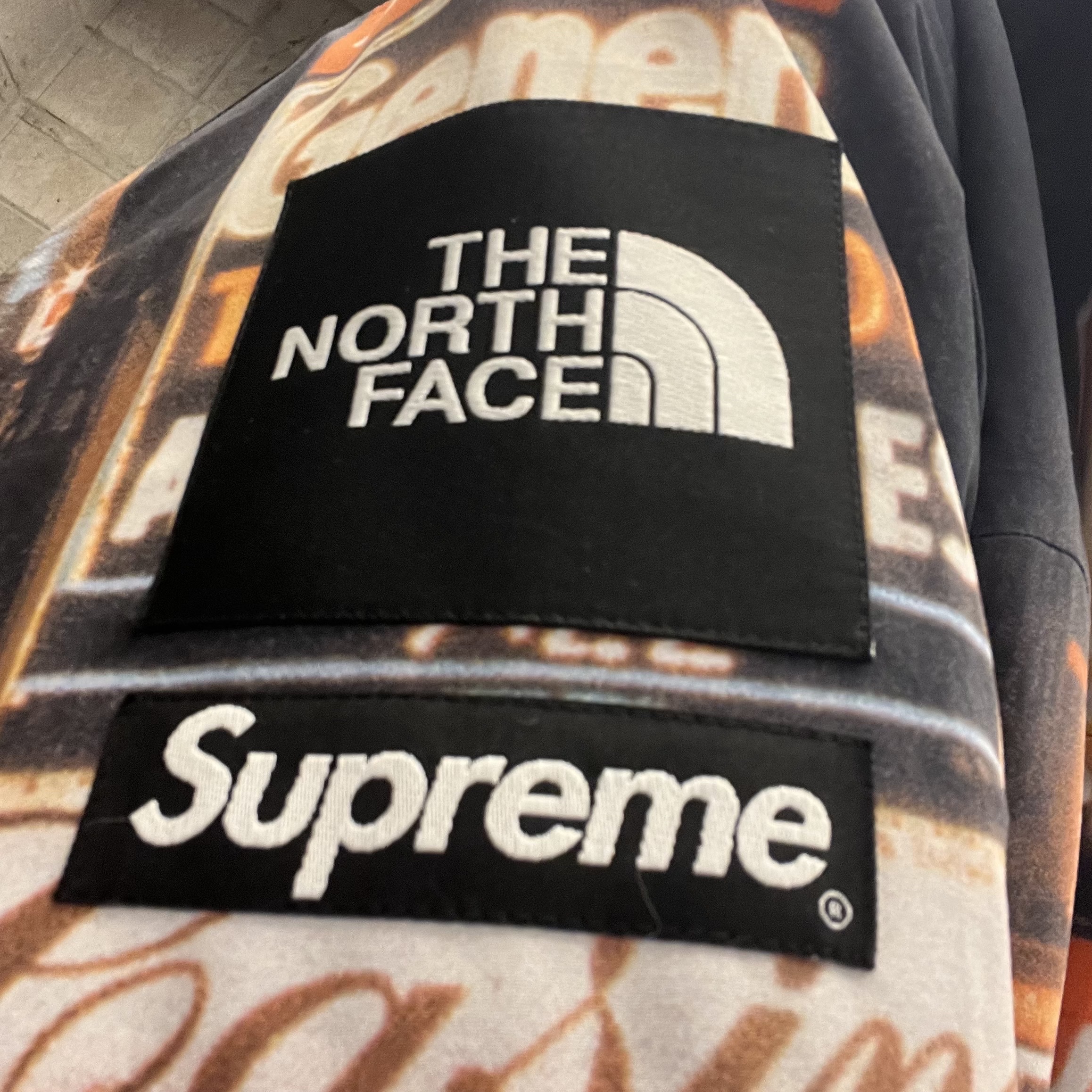 Supreme x The North Face Taped Seam Shell Jacket Times Square - 22FW 착용 스타일 - 1