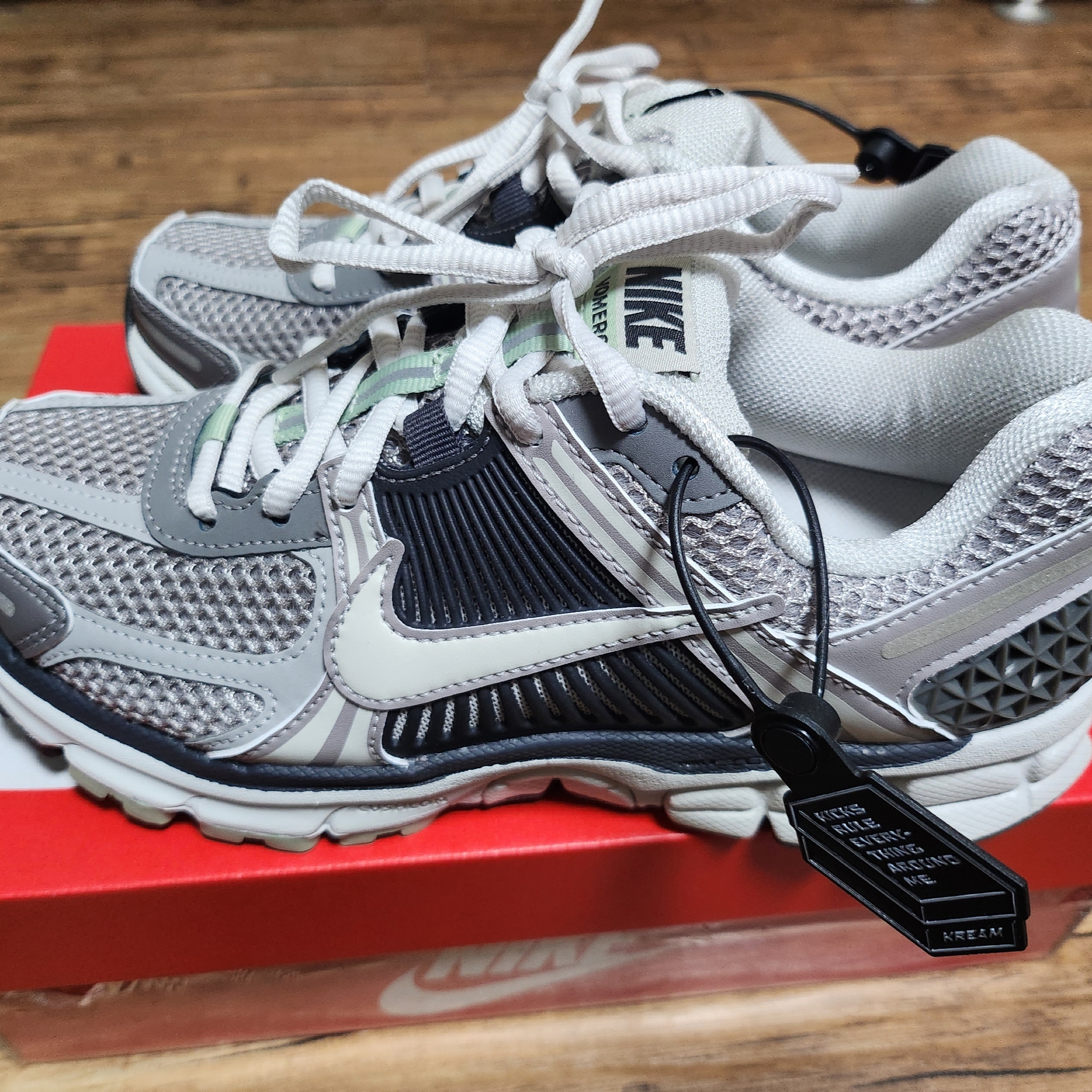 (W) Nike Zoom Vomero 5 Cobblestone and Flat Pewter 착용 스타일