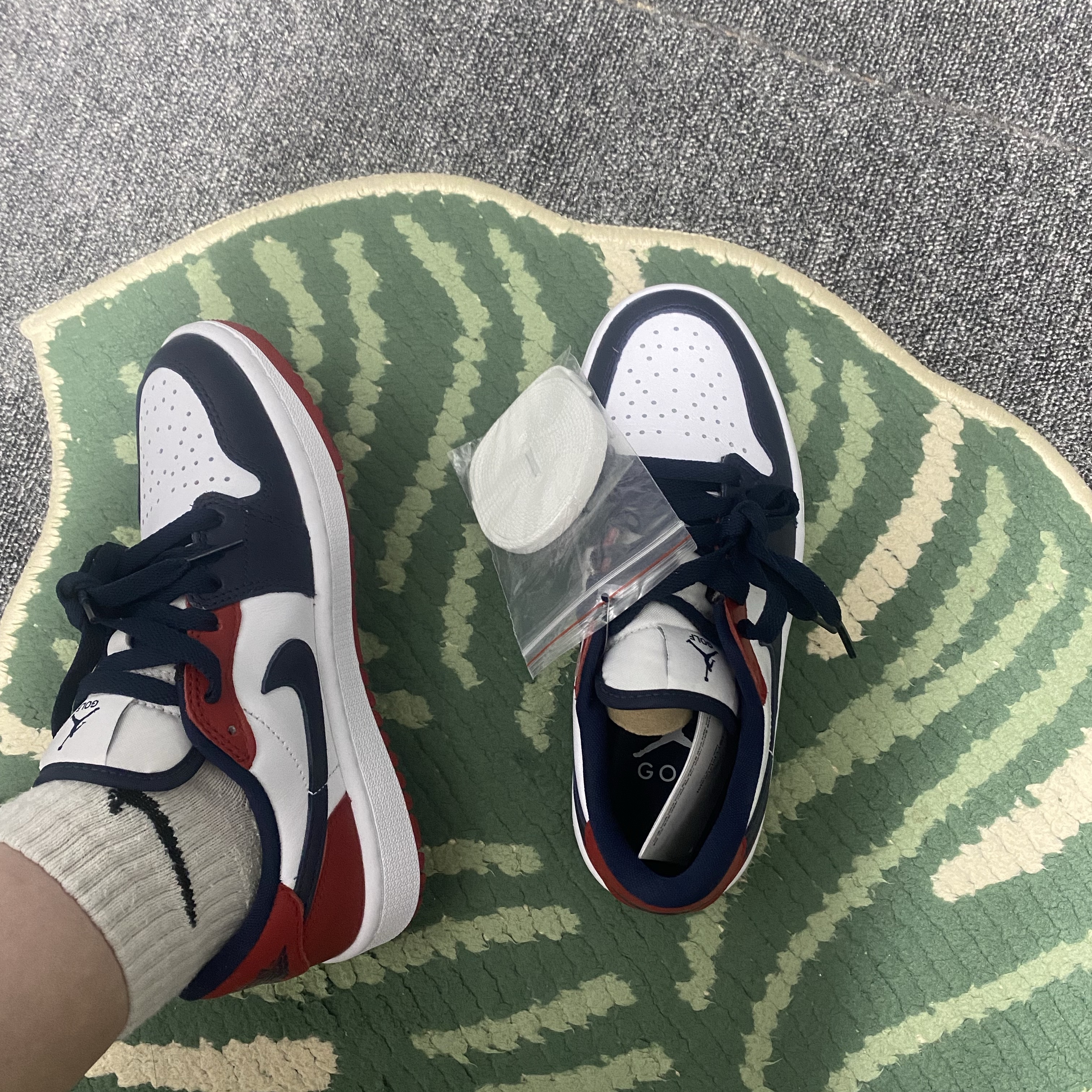 Jordan 1 Low Golf Obsidian Varsity Red 착용 스타일 - 2