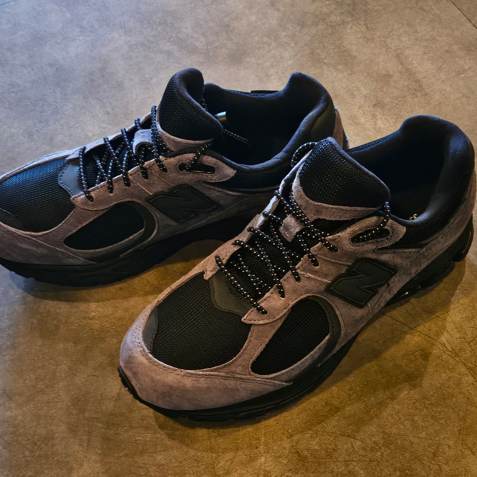New Balance x JJJJound 2002R Gore-Tex Charcoal 착용 스타일 - 2
