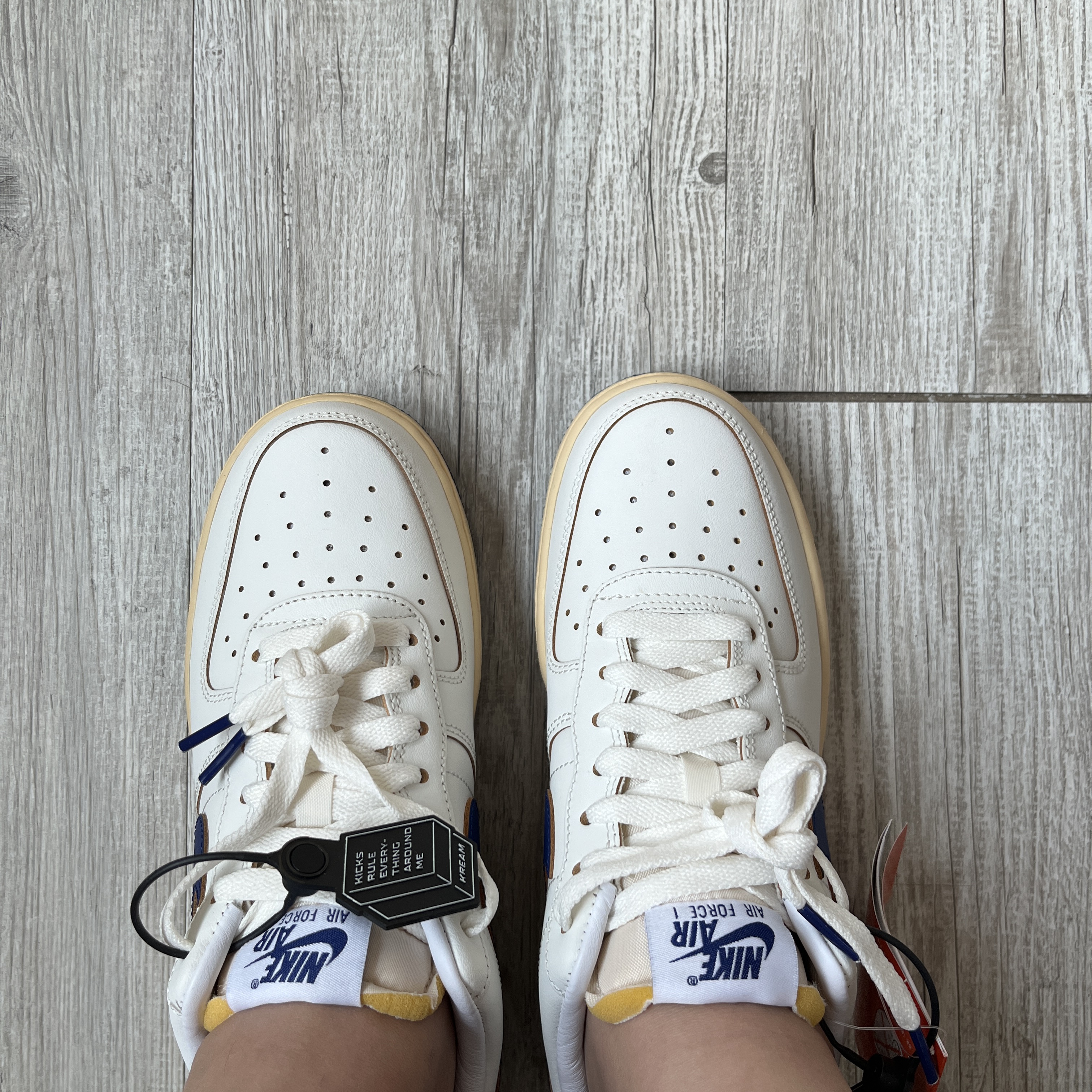 (W) Nike Air Force 1 '07 Sail Pale Vanilla 착용 스타일 - 1