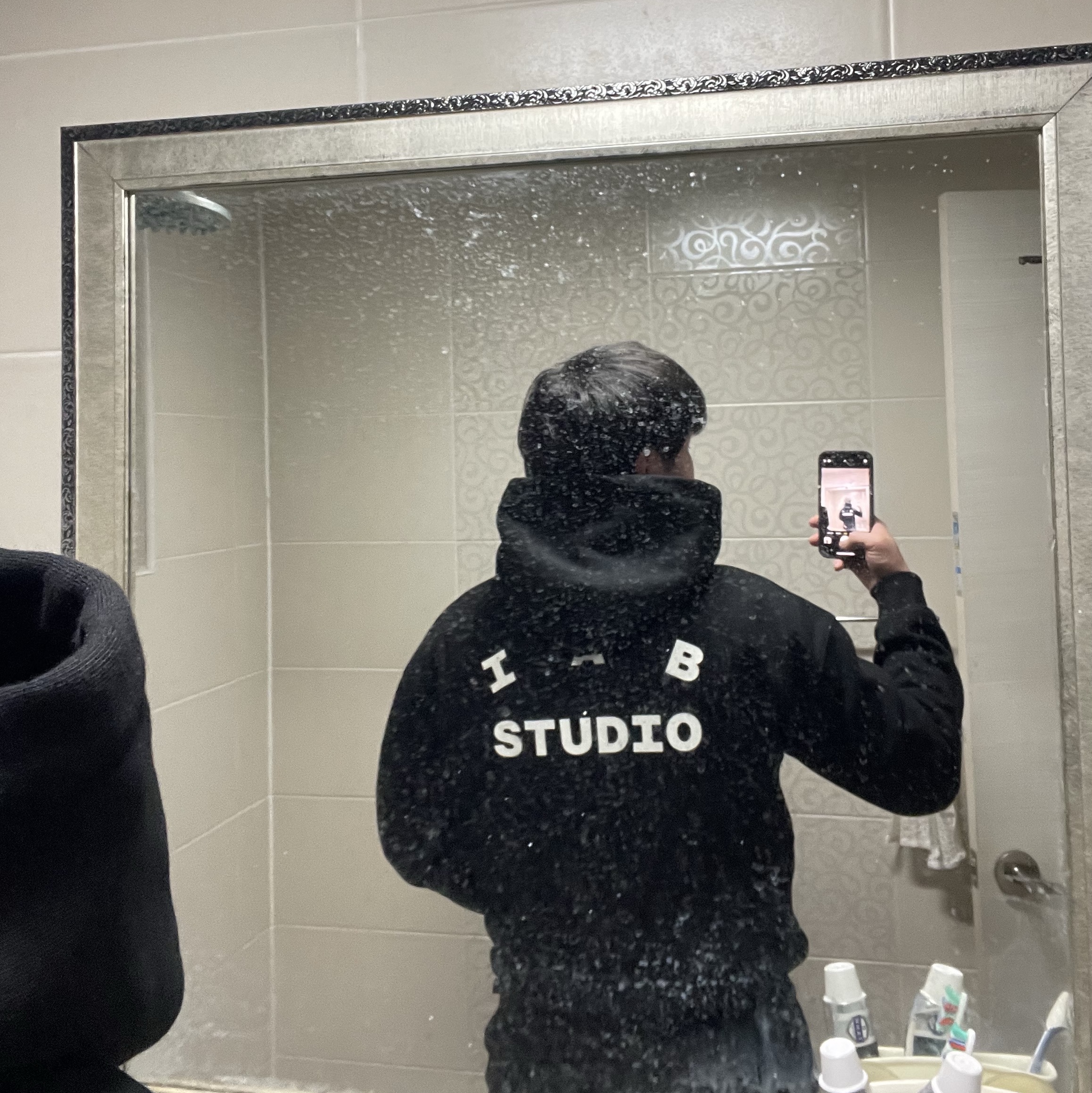 IAB Studio Hoodie Black 착용 스타일