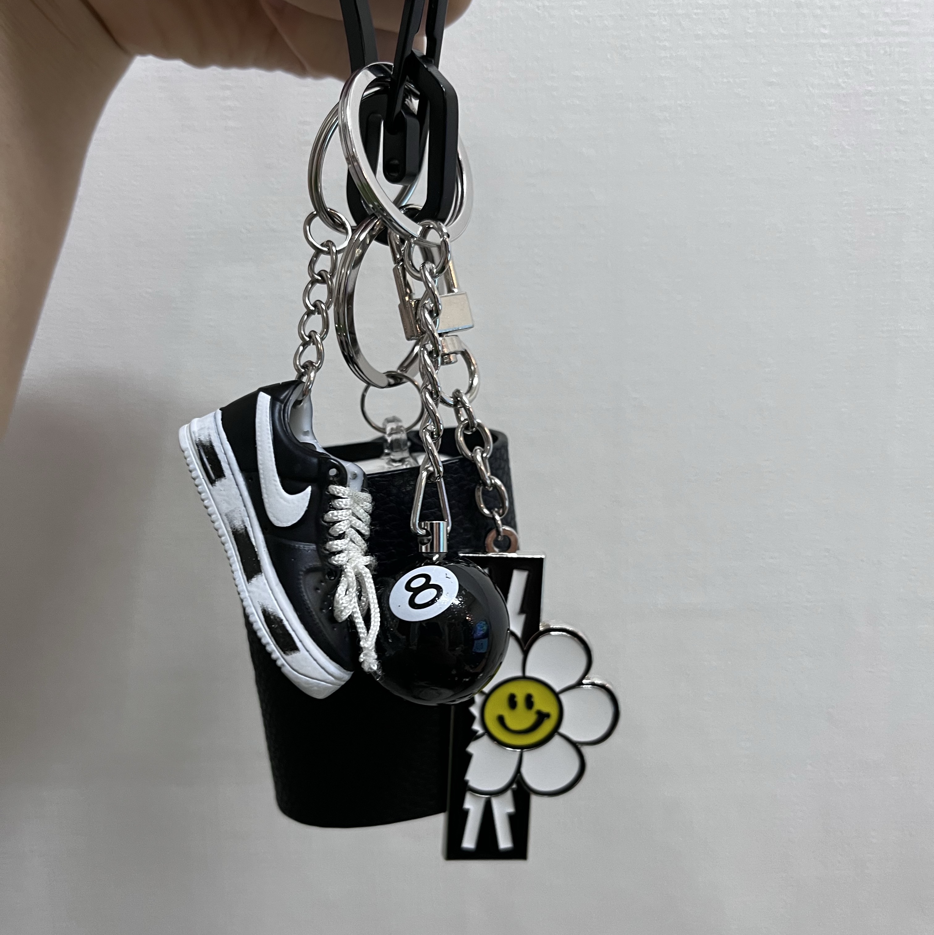 Stussy 8 Ball Keychain Black 착용 스타일