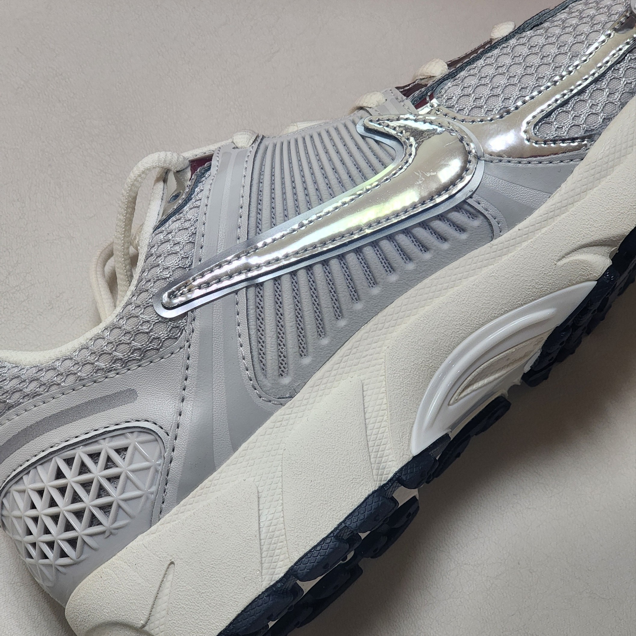 Nike Zoom Vomero 5 Photon Dust Gridiron 착용 스타일 - 4