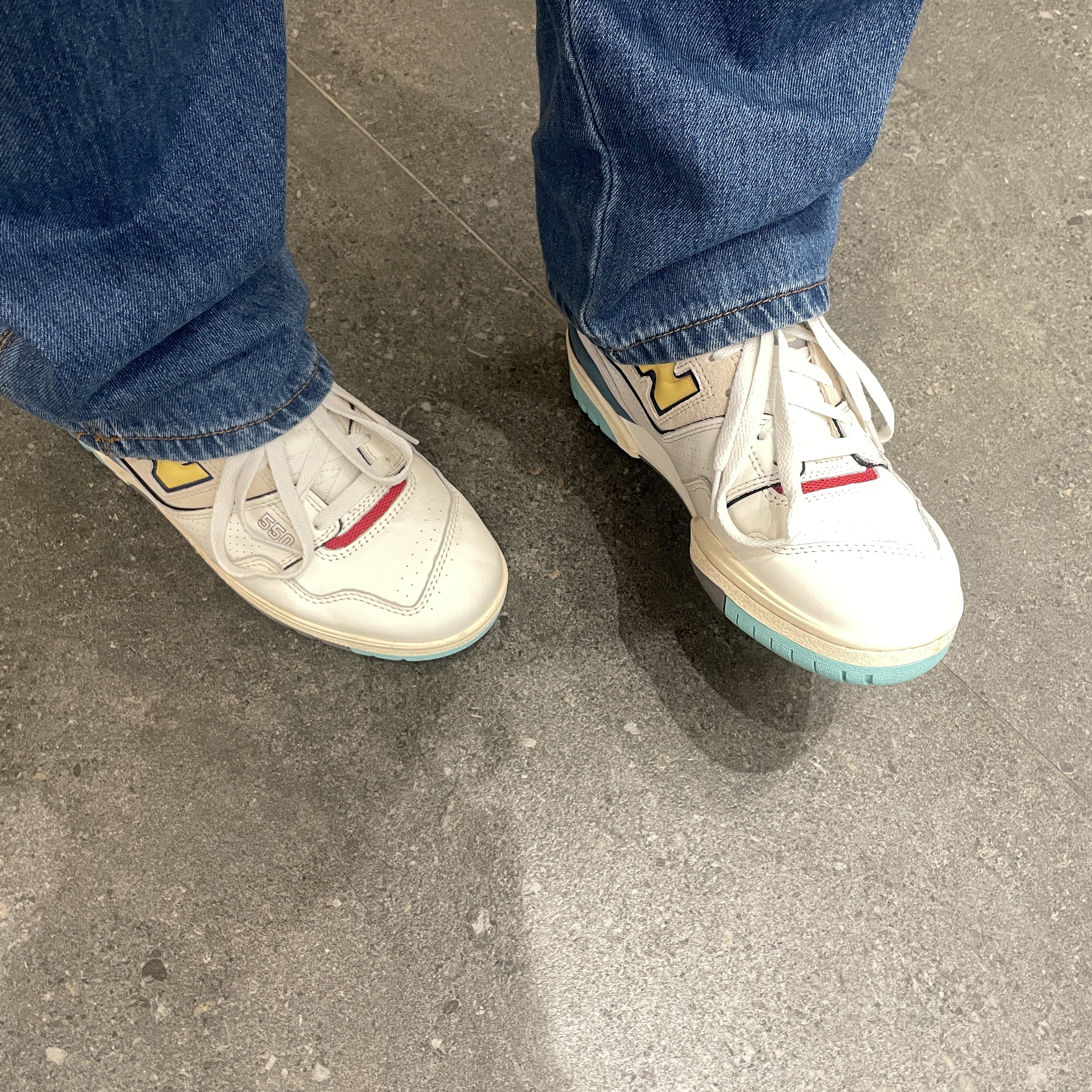 New Balance 550 Sea Salt Yellow - 2E Wide 착용 스타일 - 1