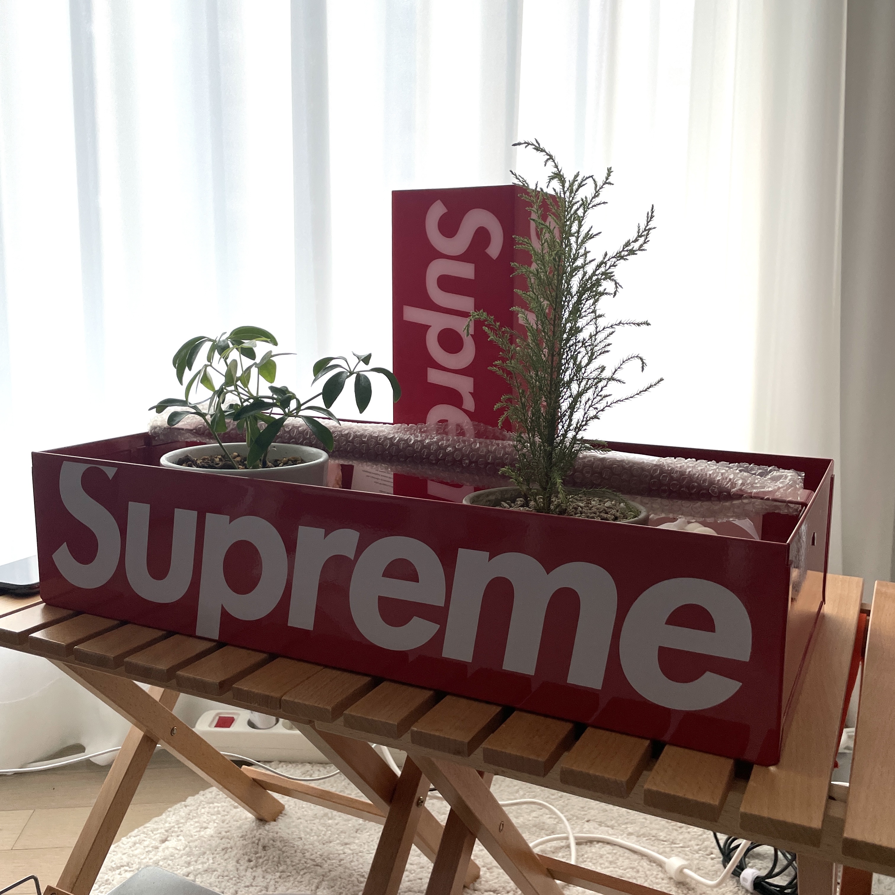 Supreme x Mac Tools Tote Tray Red - 24SS, Supreme Box Logo Lamp Red - 23FW 착용 스타일