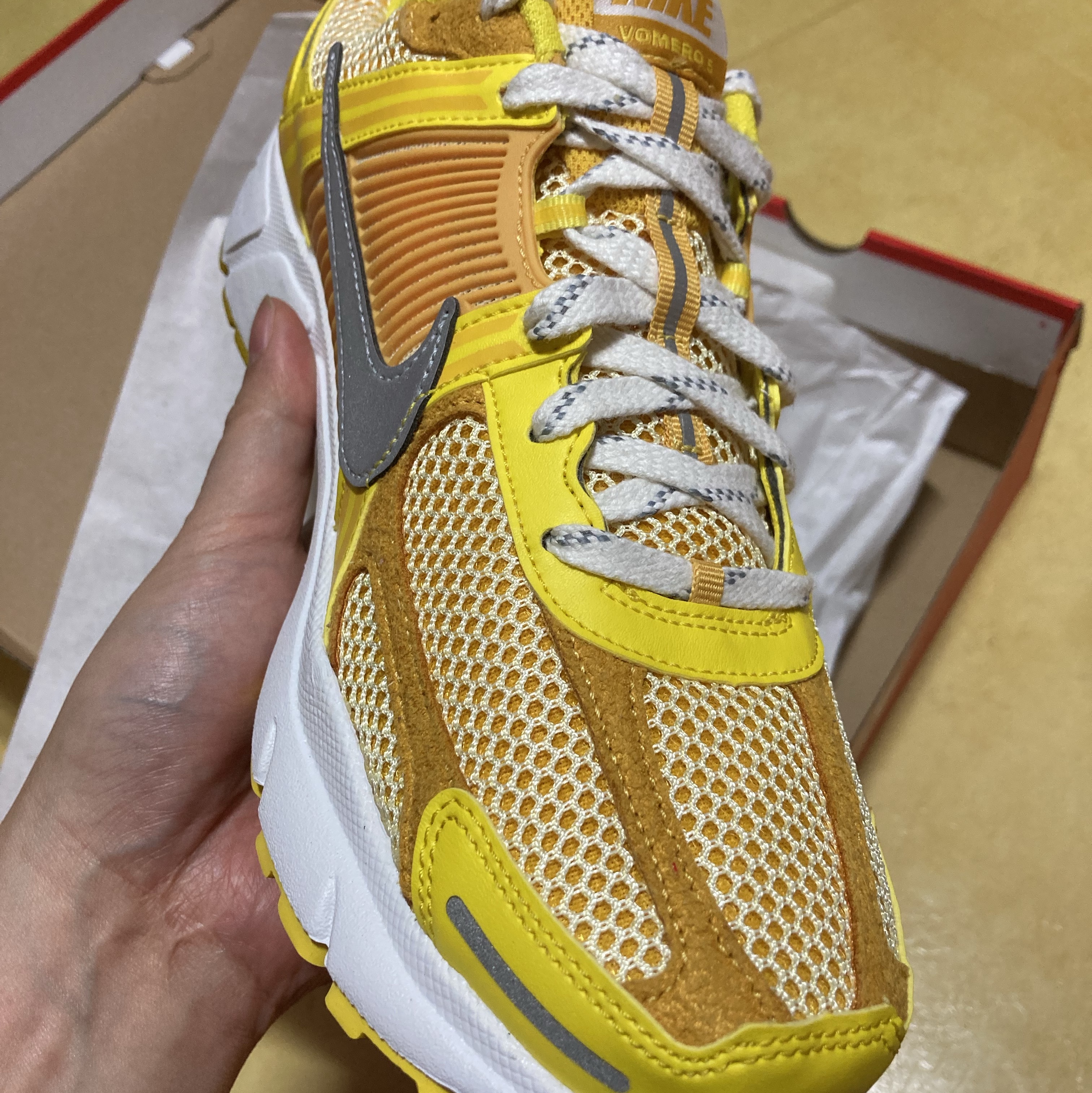 Nike Zoom Vomero 5 Yellow Ochre 착용 스타일