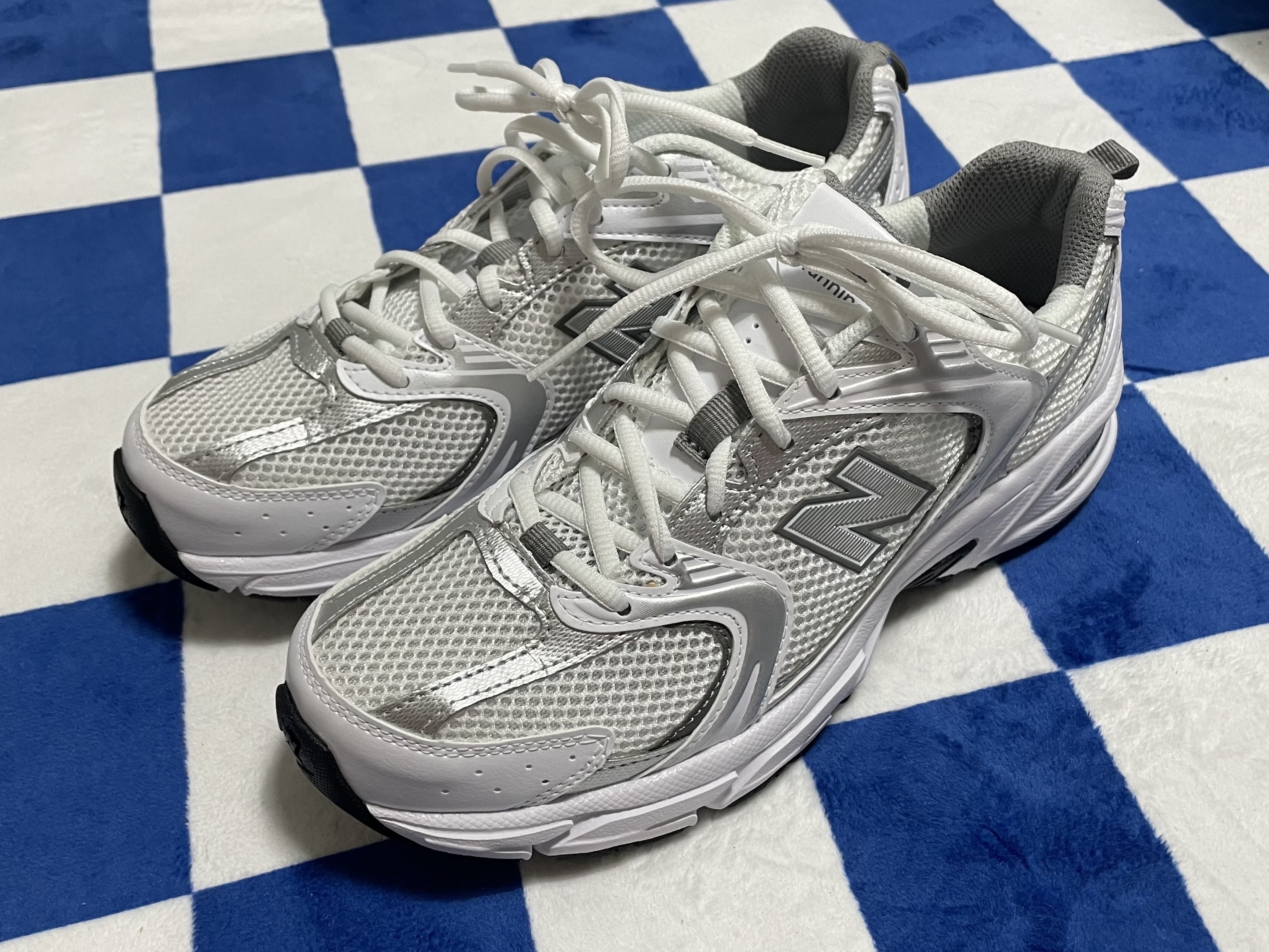 New Balance 530 White Silver 착용 스타일