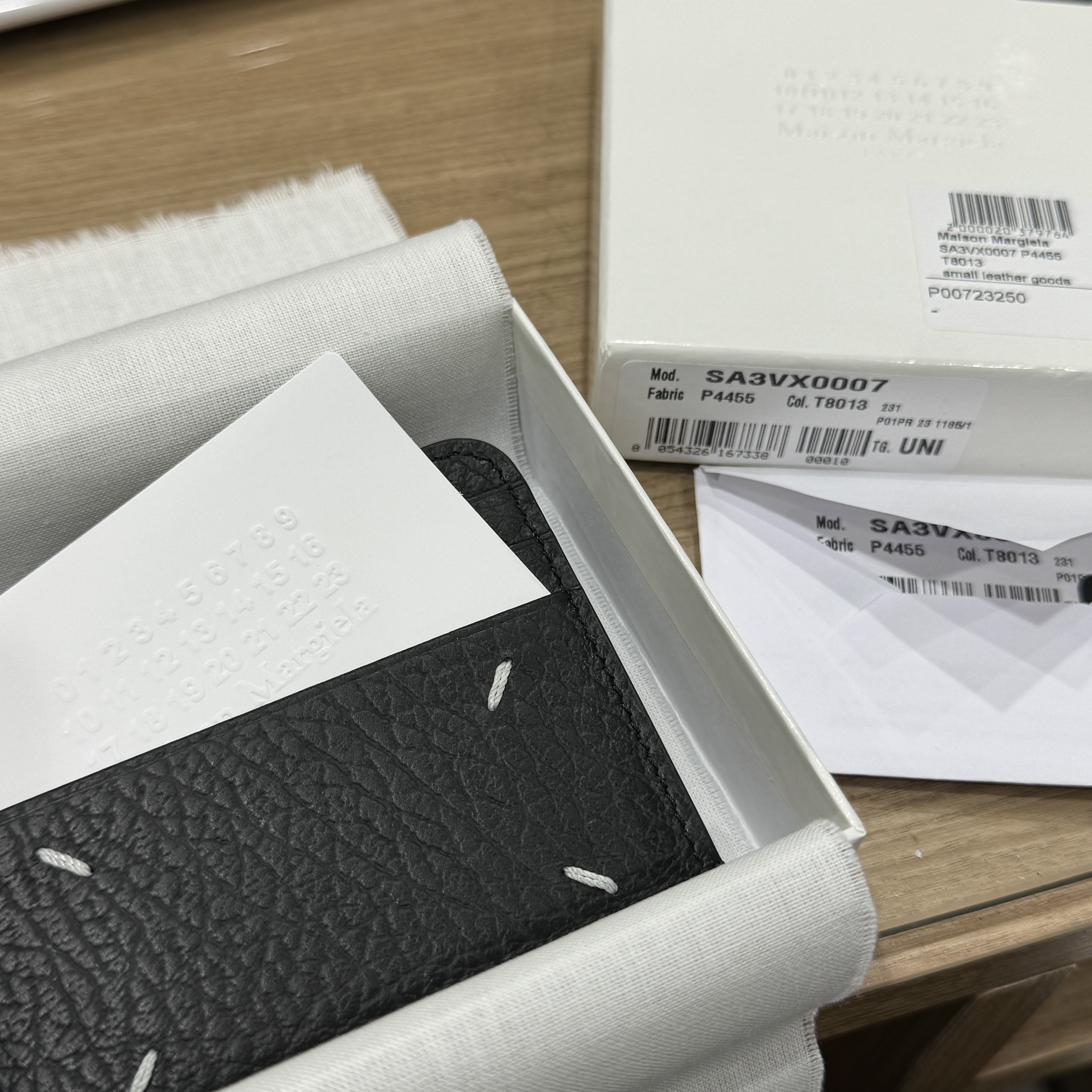 Maison Margiela Stitch Card Holder Black 착용 스타일