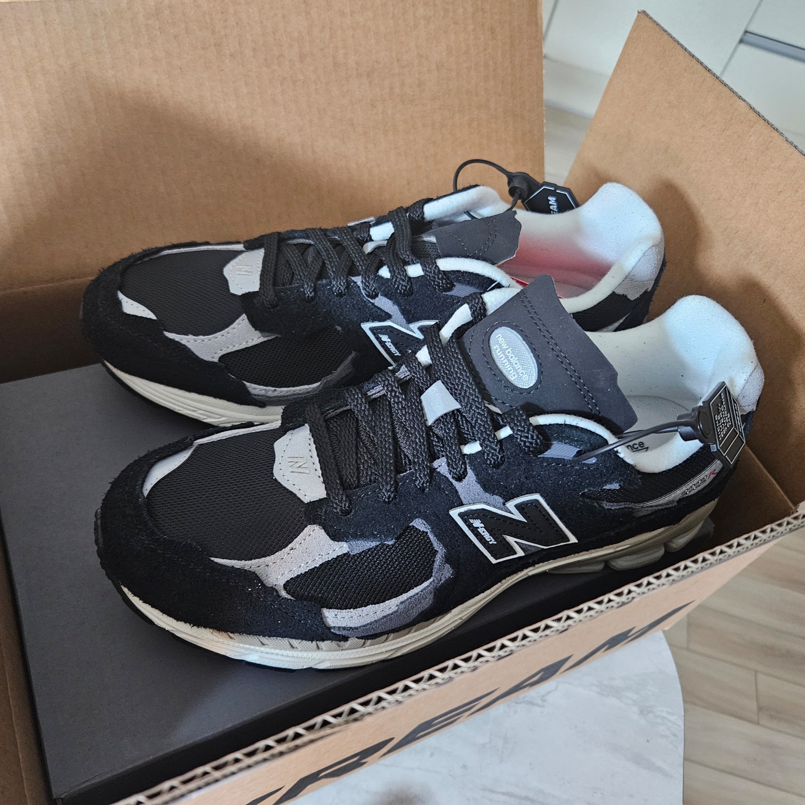 New Balance 2002R Protection Pack Black Grey 착용 스타일
