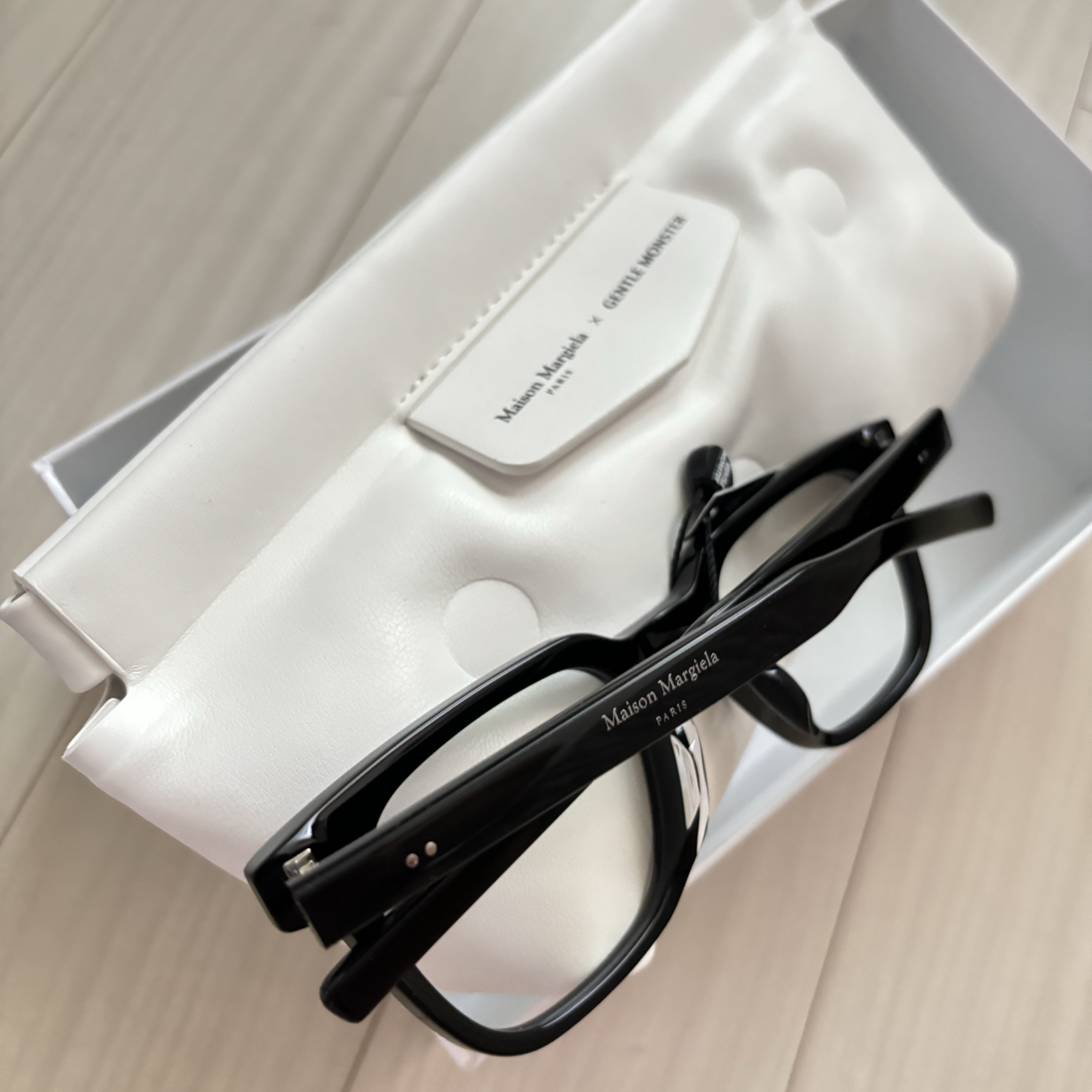 Gentle Monster x Maison Margiela MM117 Black Clear 착용 스타일