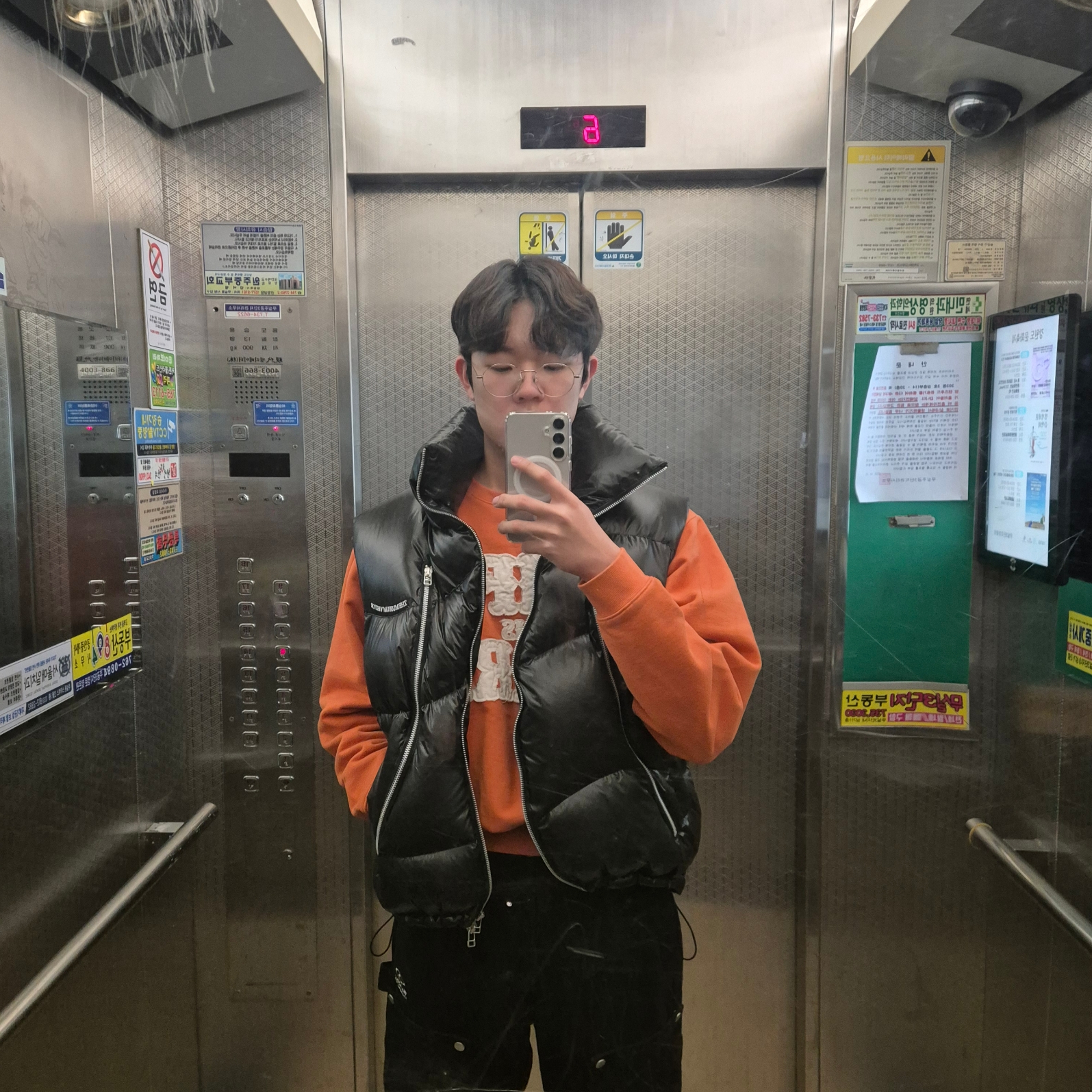 Thevinylhouse Life Is Hard Sweatshirt Orange, The Museum Visitor KREAM Curved Zipper Puffer Down Vest Glossy Black - 23FW 착용 스타일