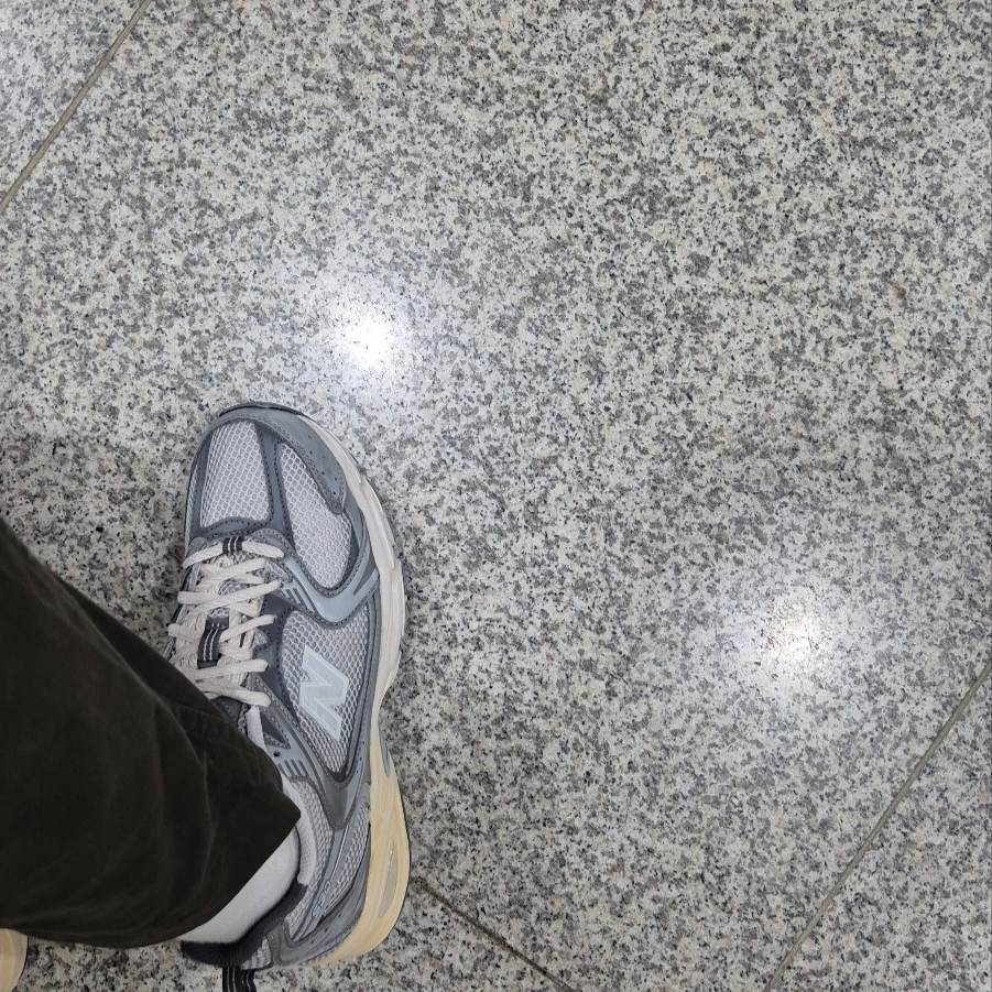 New Balance 530 Premium Vintage Grey Matter 착용 스타일