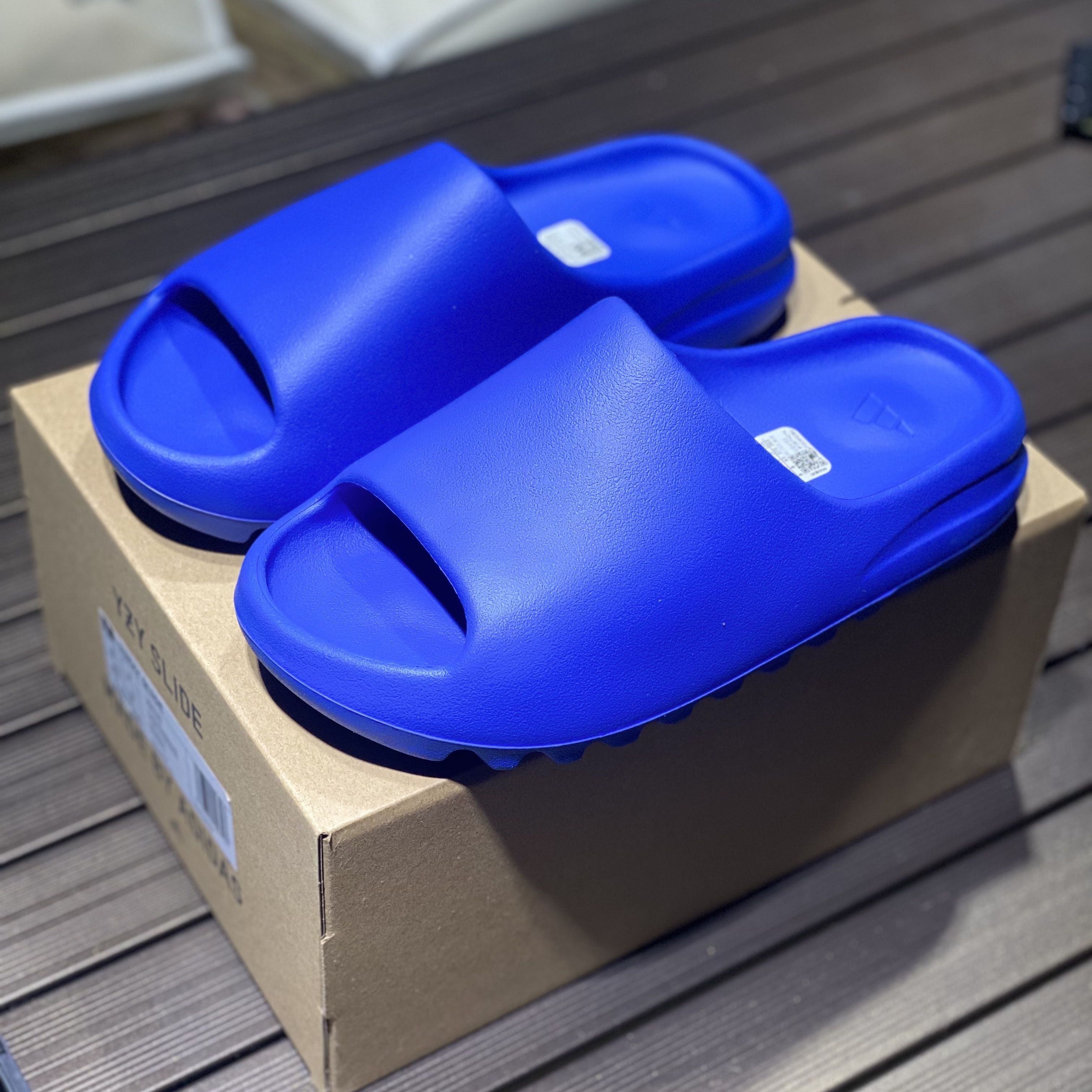 Adidas Yeezy Slide Azure 착용 스타일 - 2