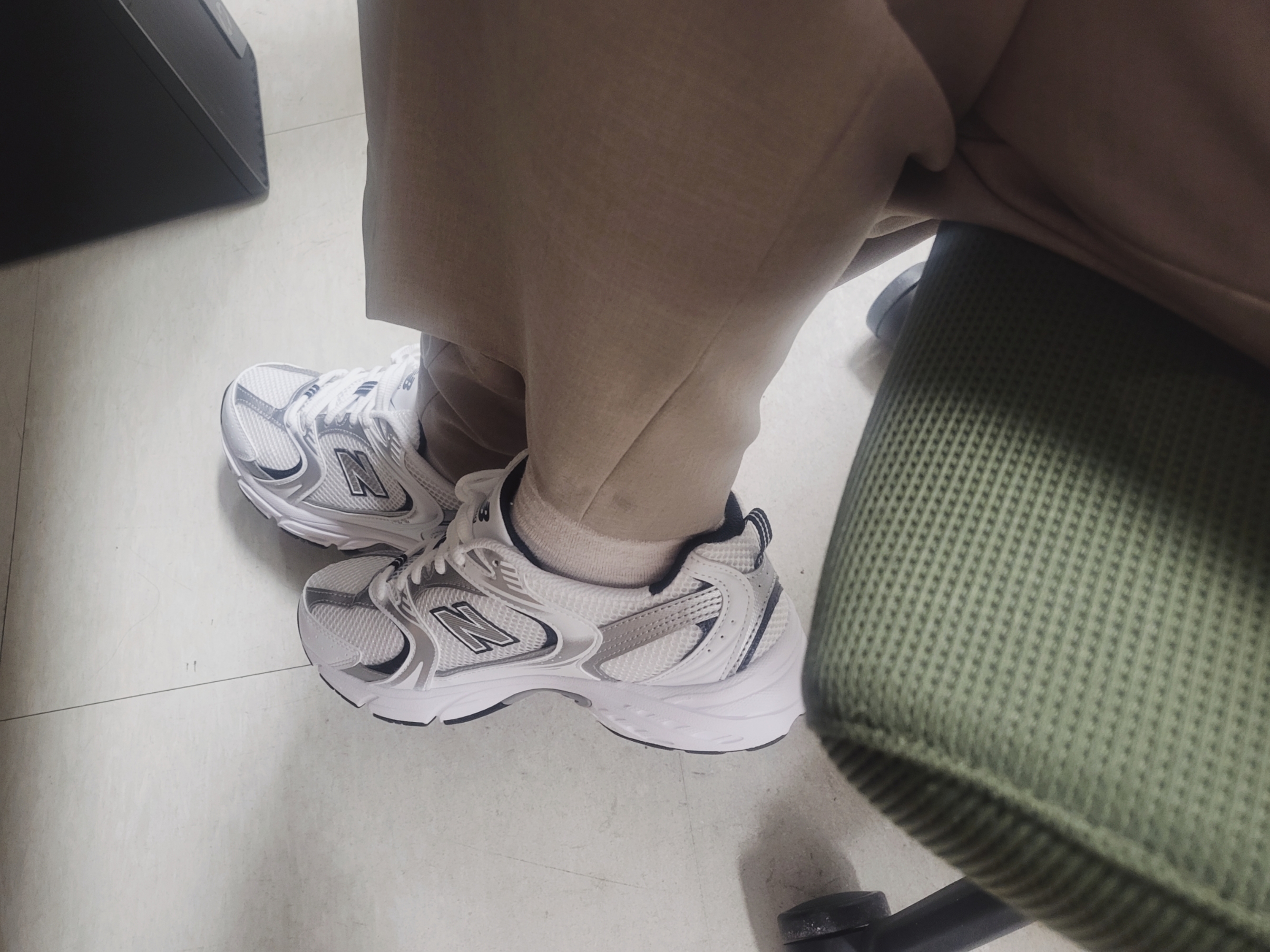 New Balance 530 White 착용 스타일