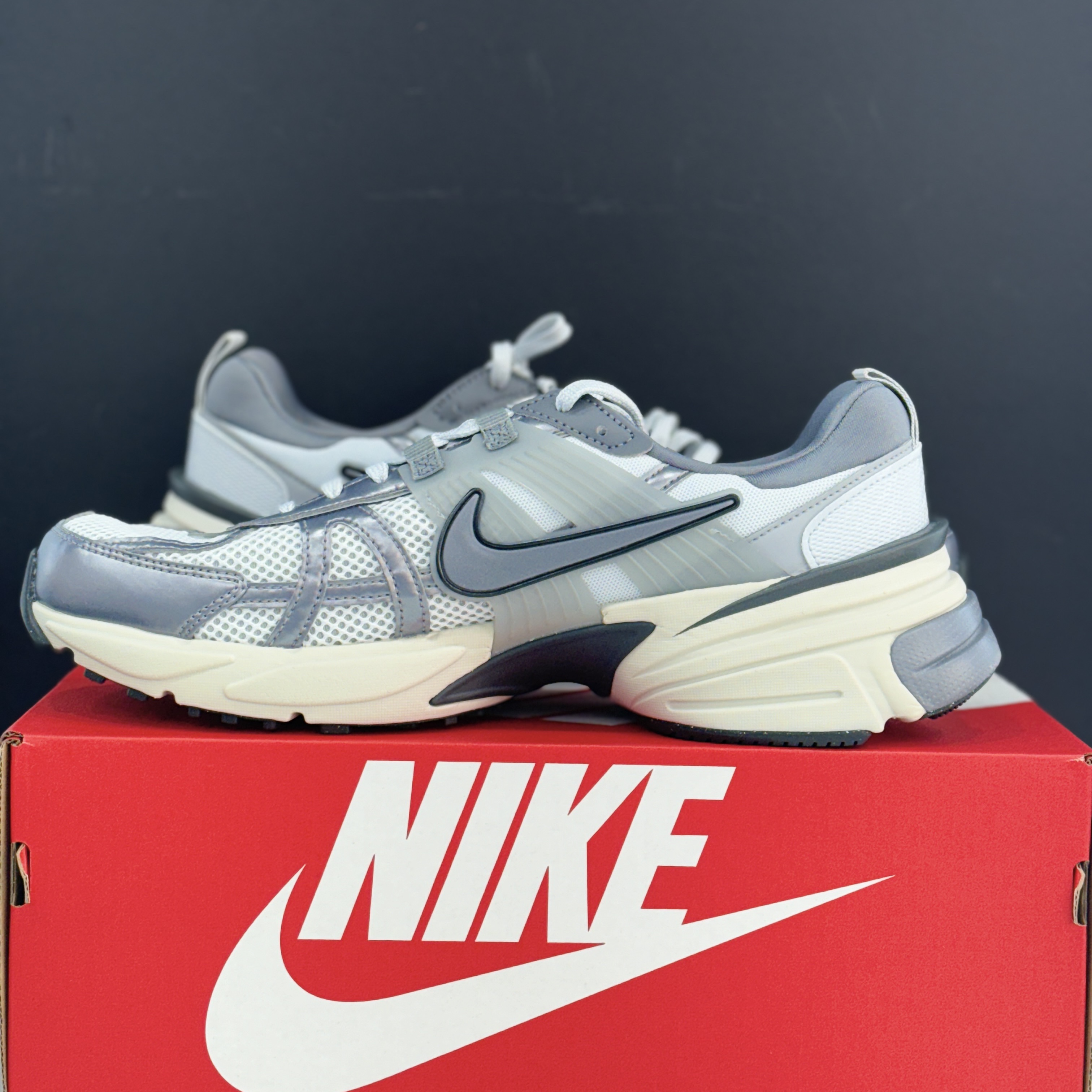 Nike V2K Run Pure Platinum Wolf Grey 착용 스타일 - 2