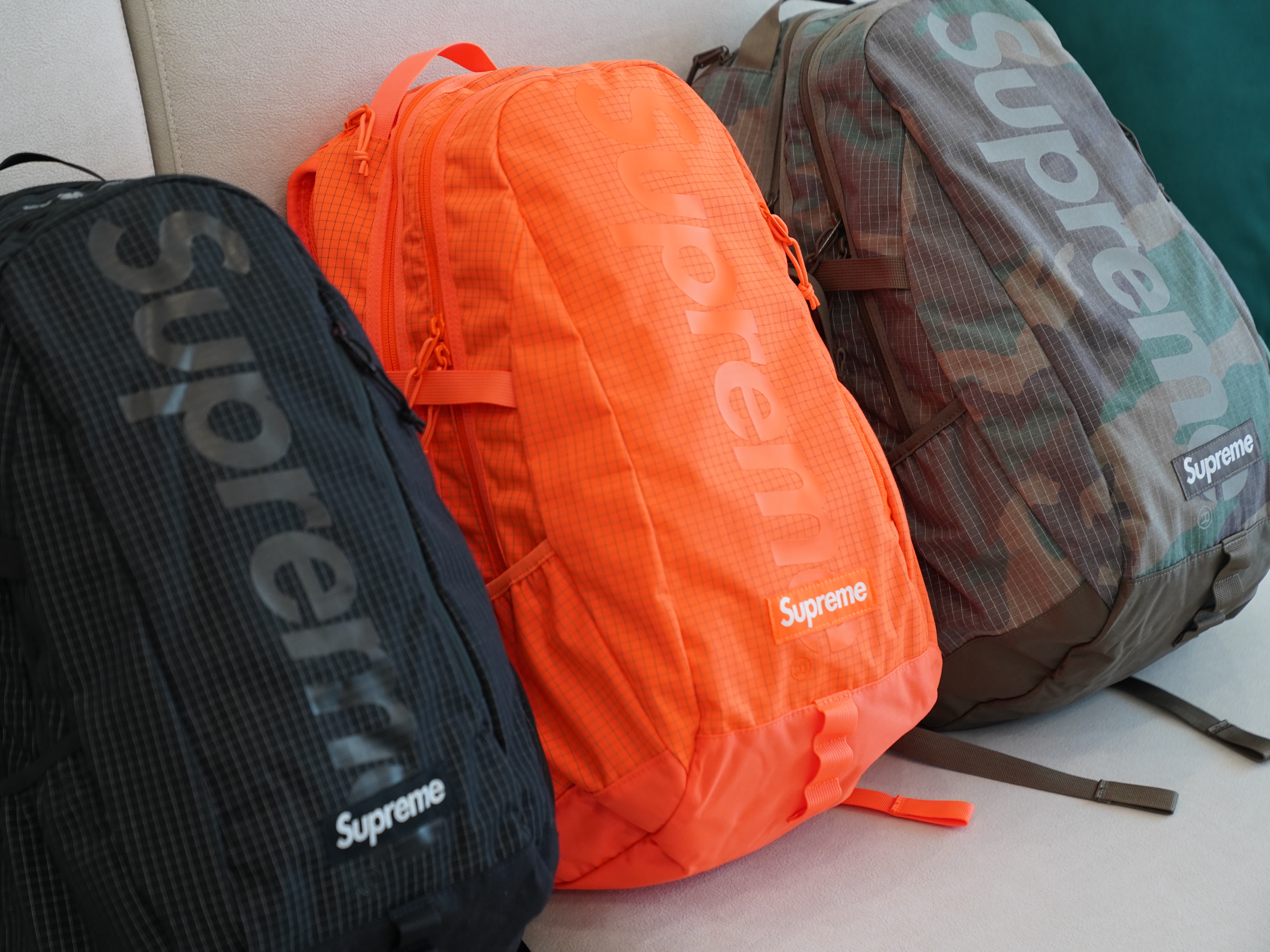 Supreme Backpack Black - 24SS, Supreme Backpack Orange - 24SS 착용 스타일 - 1