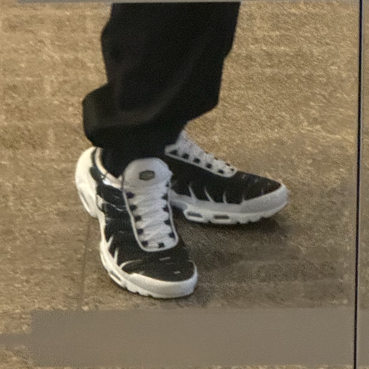 Nike Air Max Plus Triple Black 착용 스타일