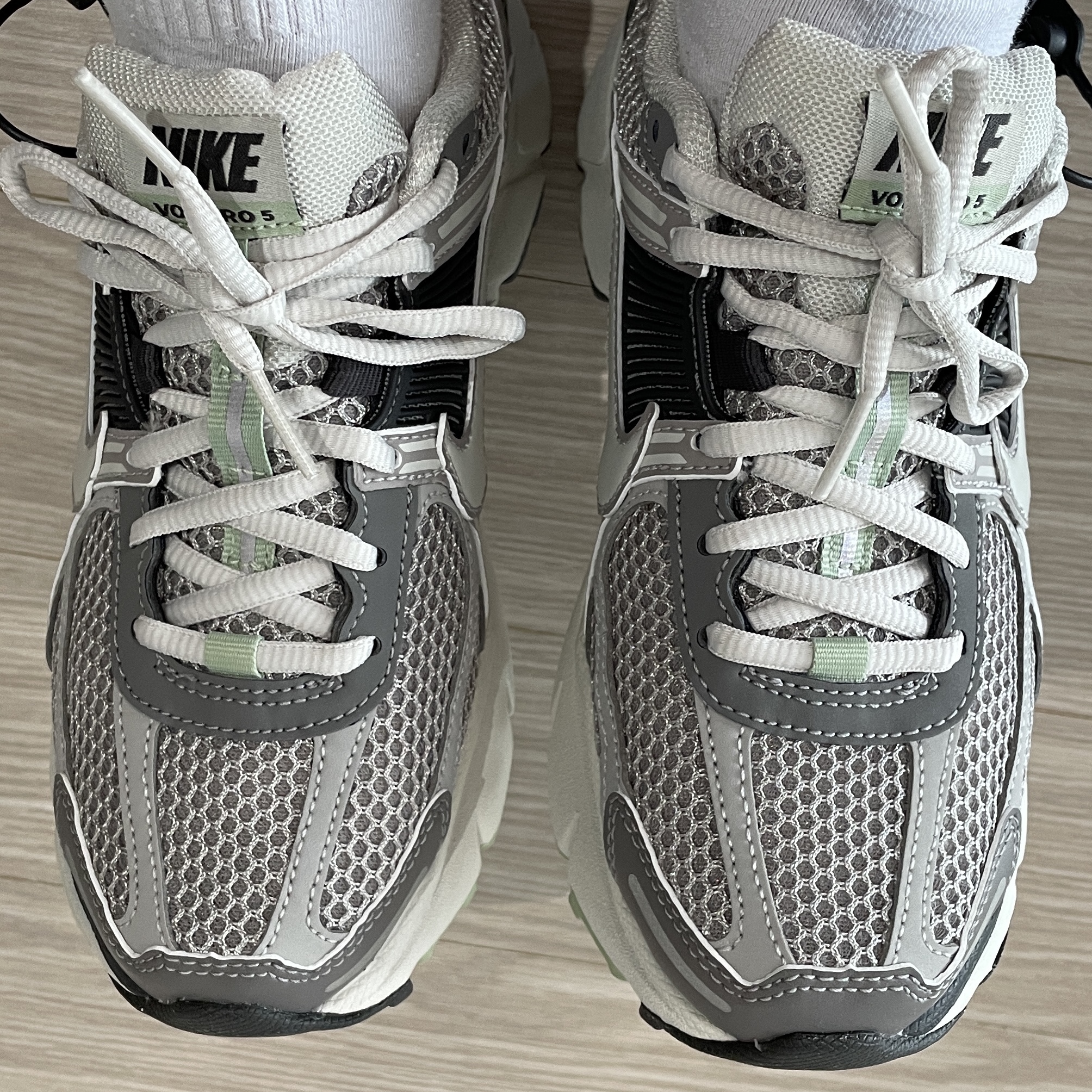 (W) Nike Zoom Vomero 5 Cobblestone and Flat Pewter 착용 스타일