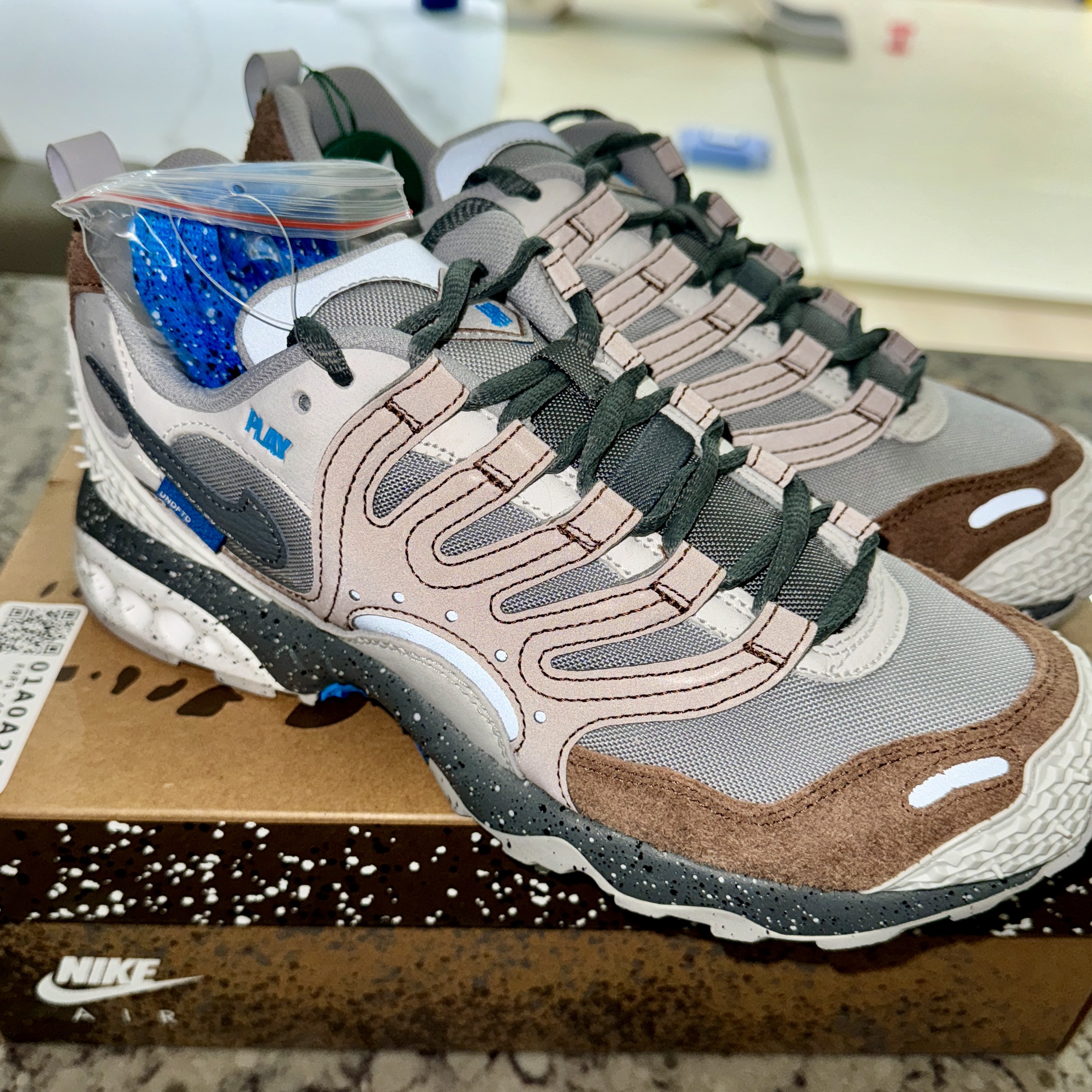 Nike x Undefeated Air Terra Humara Archaeobrown 착용 스타일 - 3