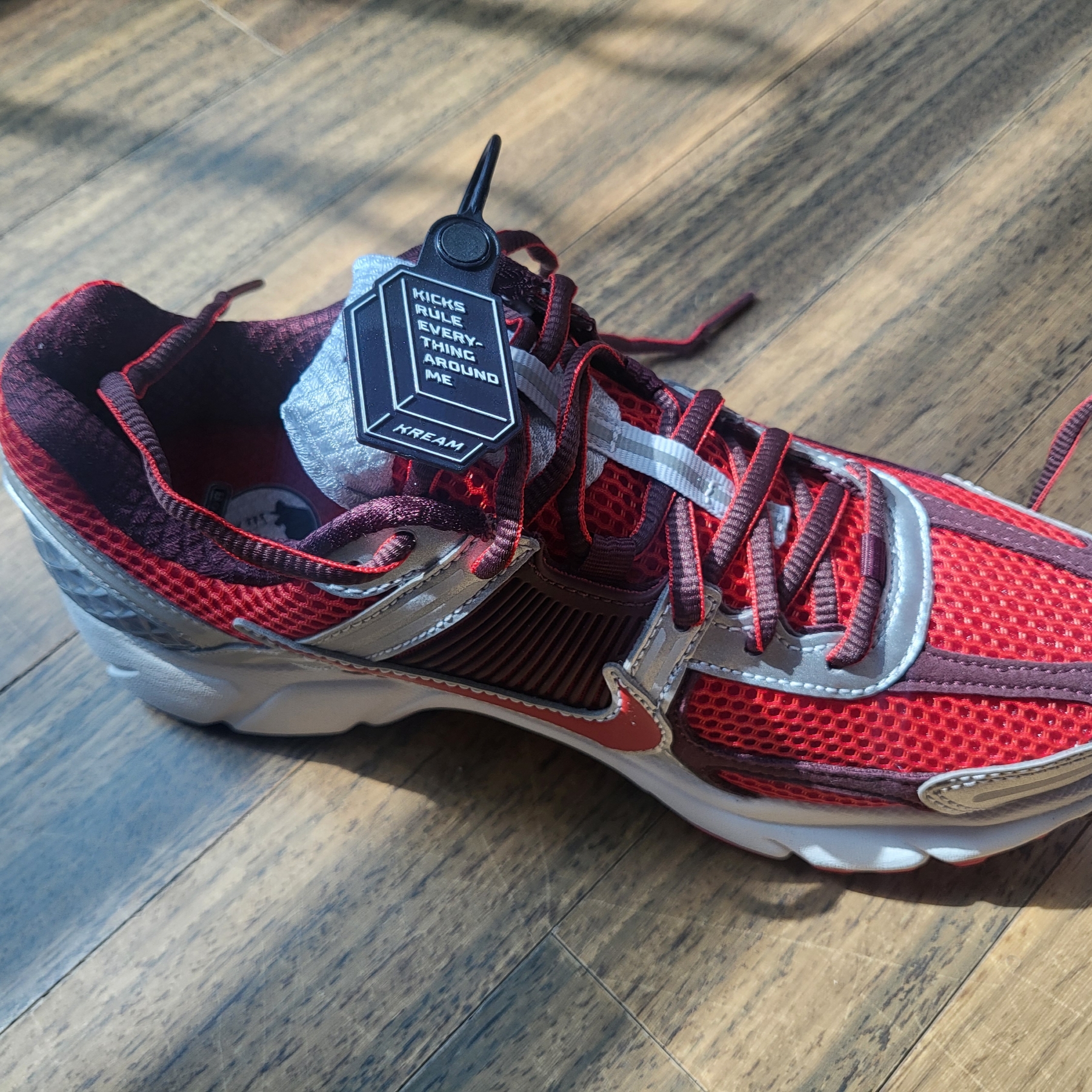 (W) Nike Zoom Vomero 5 Mystic Red and Platinum 착용 스타일 - 3