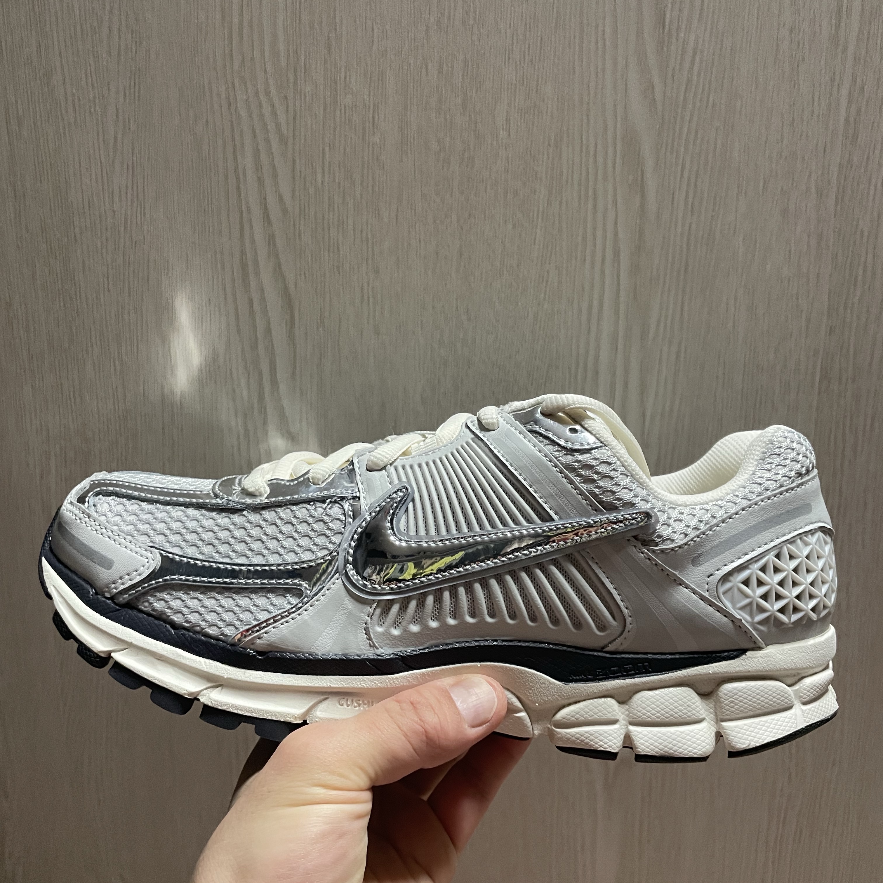 Nike Zoom Vomero 5 Photon Dust Gridiron 착용 스타일 - 4