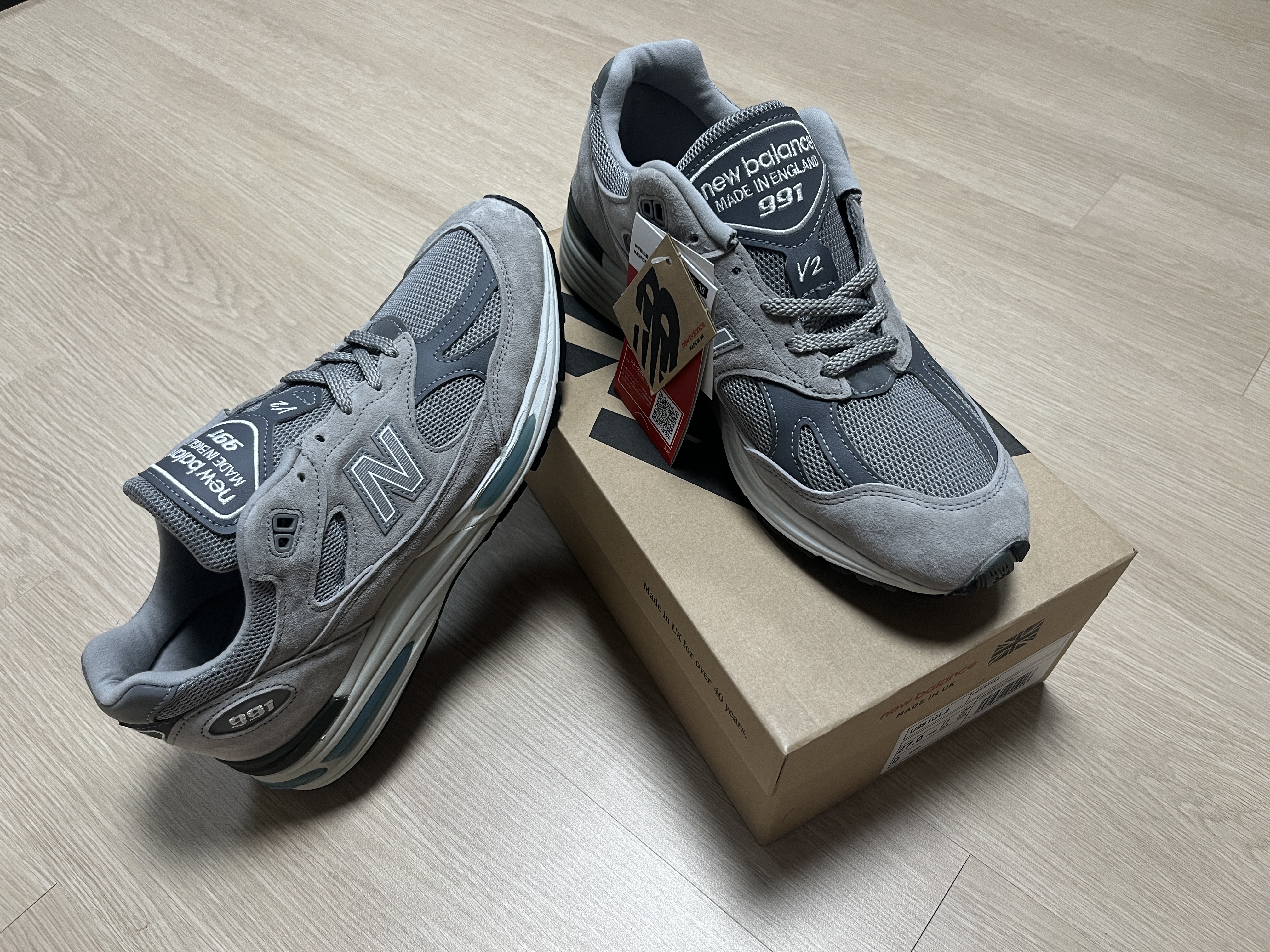New Balance 991v2 Made in UK Rock Ridge Alloy Silver 착용 스타일 - 1