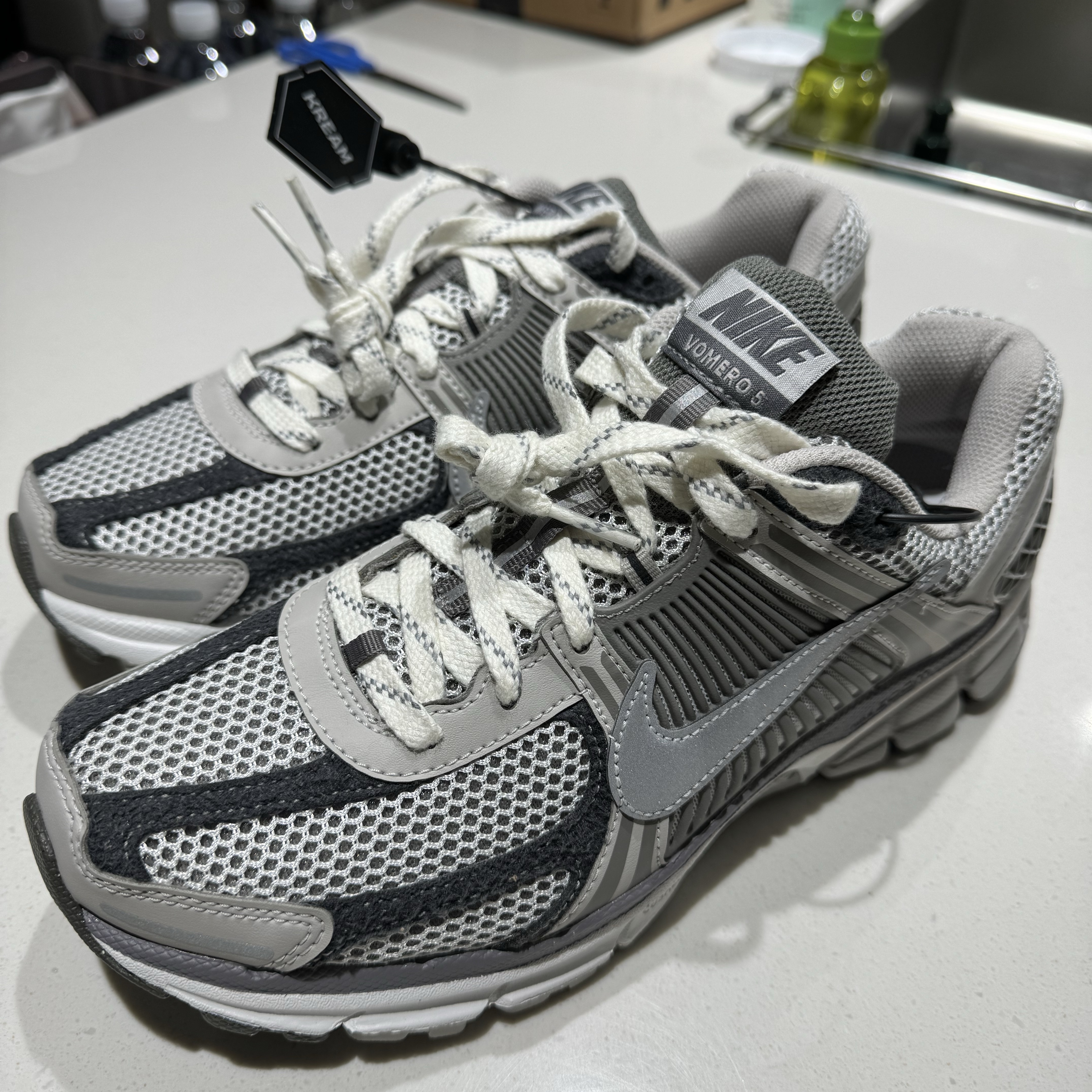 Nike Zoom Vomero 5 PRM Light Iron Ore and Flat Fewter 착용 스타일