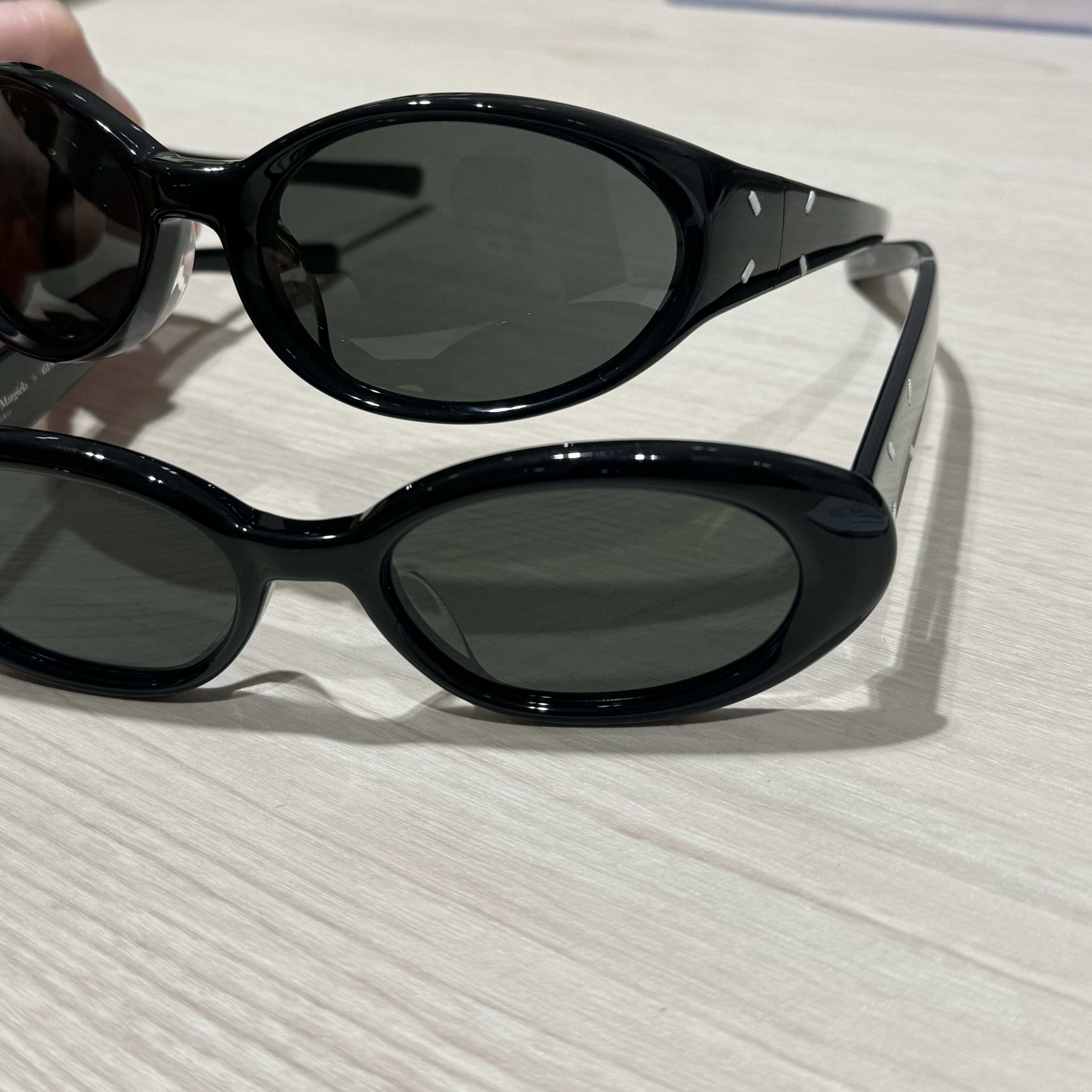 Gentle Monster x Maison Margiela MM104 Black Black, Gentle Monster x Maison Margiela MM107 Black Black 착용 스타일 - 1