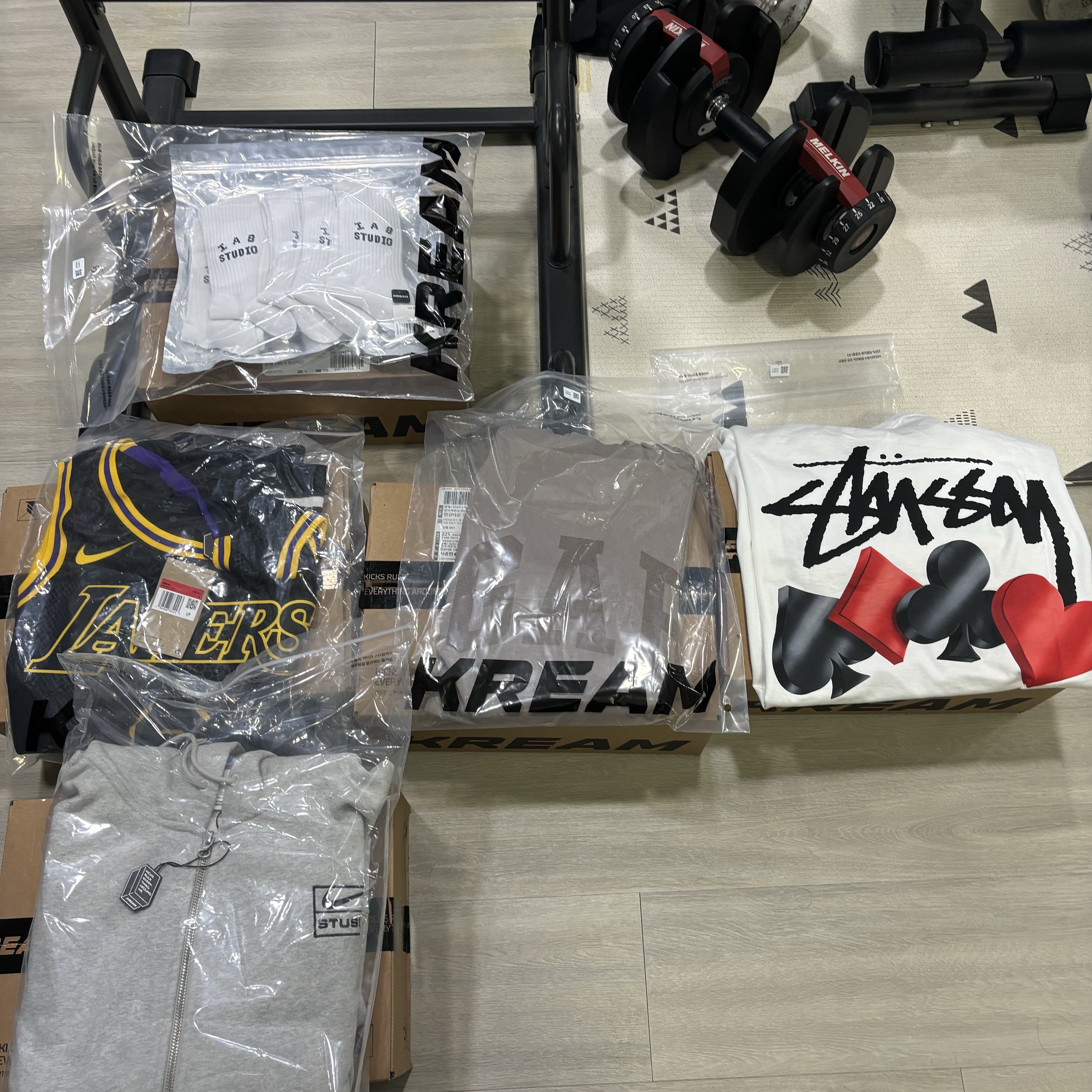 Nike x Stussy Full Zip Fleece Hoodie Grey Heather (FJ9181-050), (W) Nike Zoom Vomero 5 Photon Dust and Metallic Silver 착용 스타일 - 1
