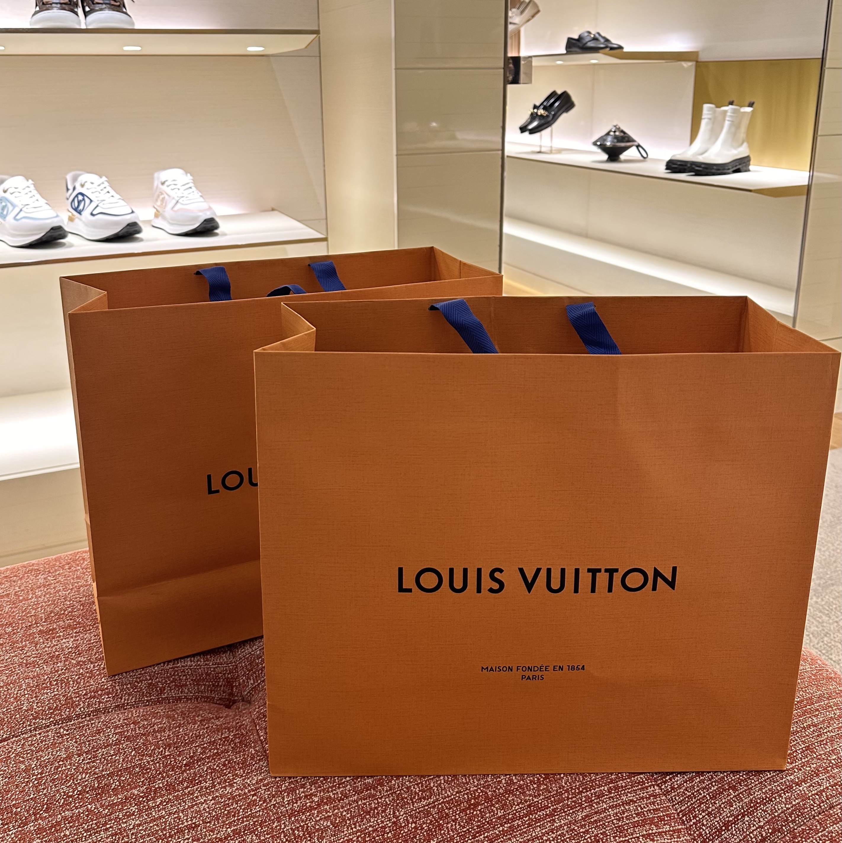 Louis Vuitton Twist PM Epi Black Silver, Louis Vuitton LV Trainer Sneakers Monogram Denim Black 착용 스타일 - 3