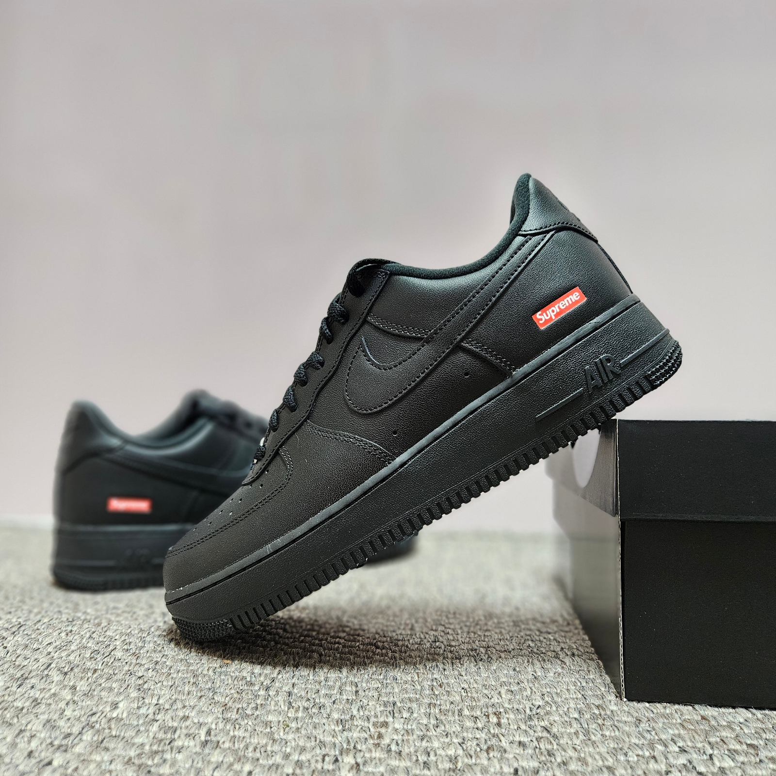 Nike x Supreme Air Force 1 Low Black 착용 스타일 - 1