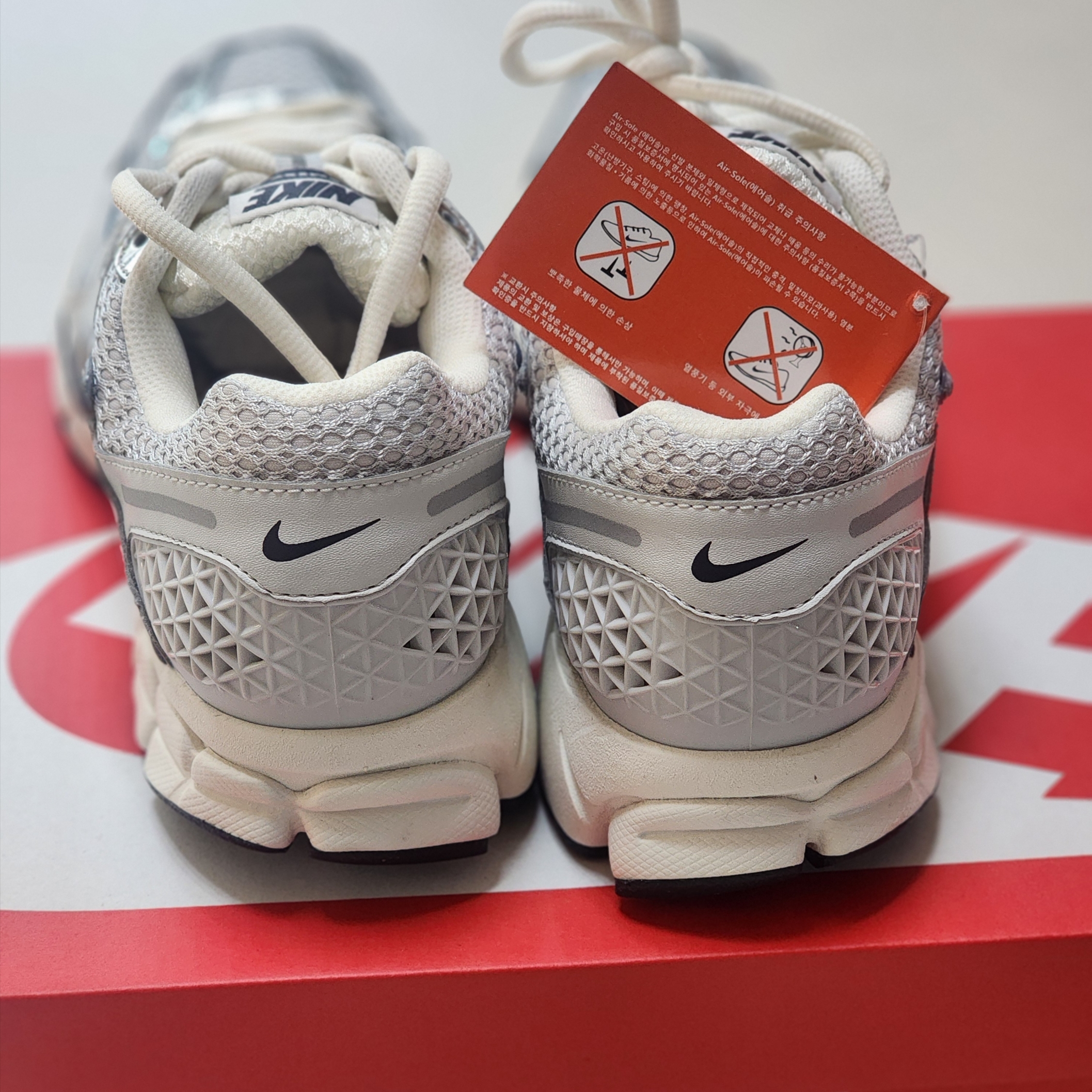 Nike Zoom Vomero 5 Photon Dust Gridiron 착용 스타일 - 3