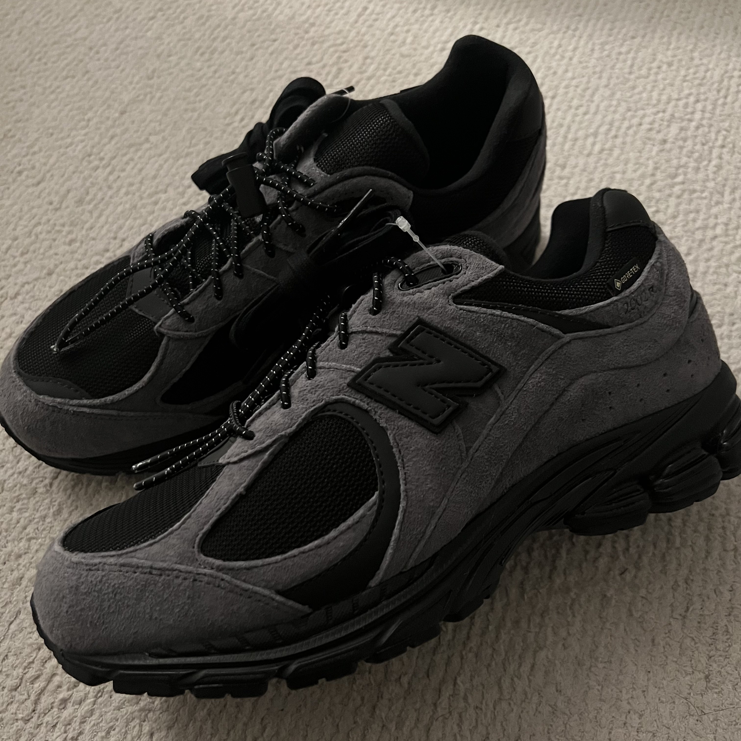 New Balance x JJJJound 2002R Gore-Tex Charcoal 착용 스타일 - 1